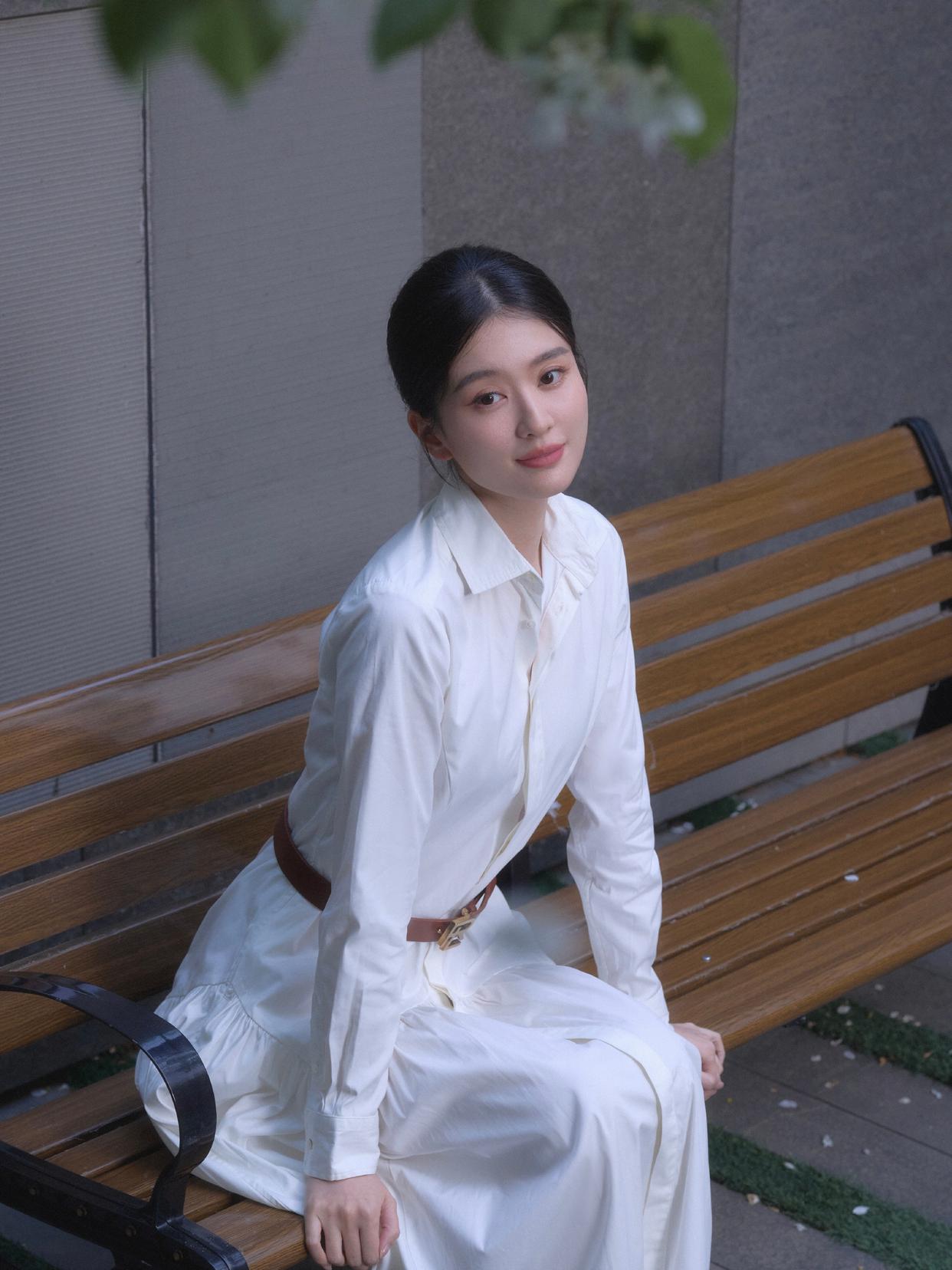 乔欣纯白衬衫裙写真插图1