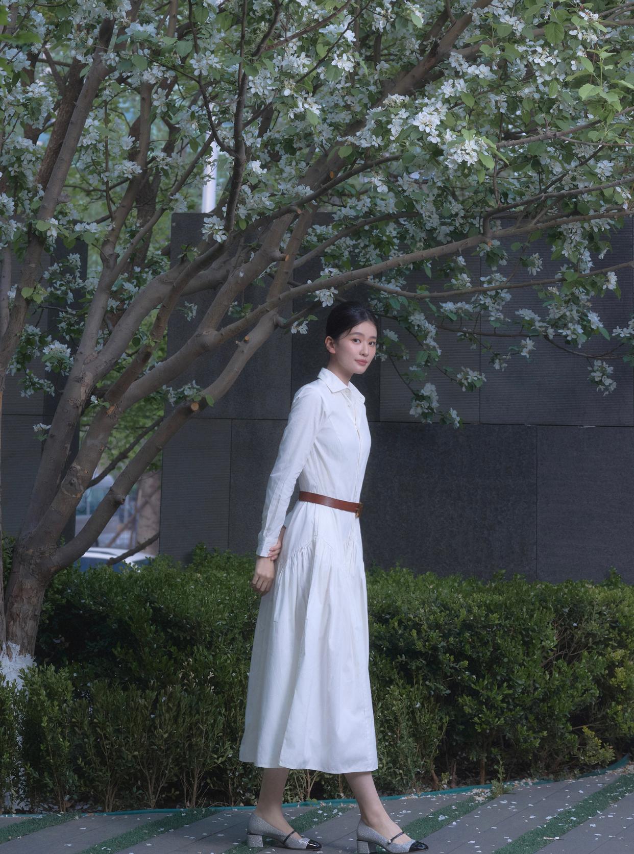 乔欣纯白衬衫裙写真插图5