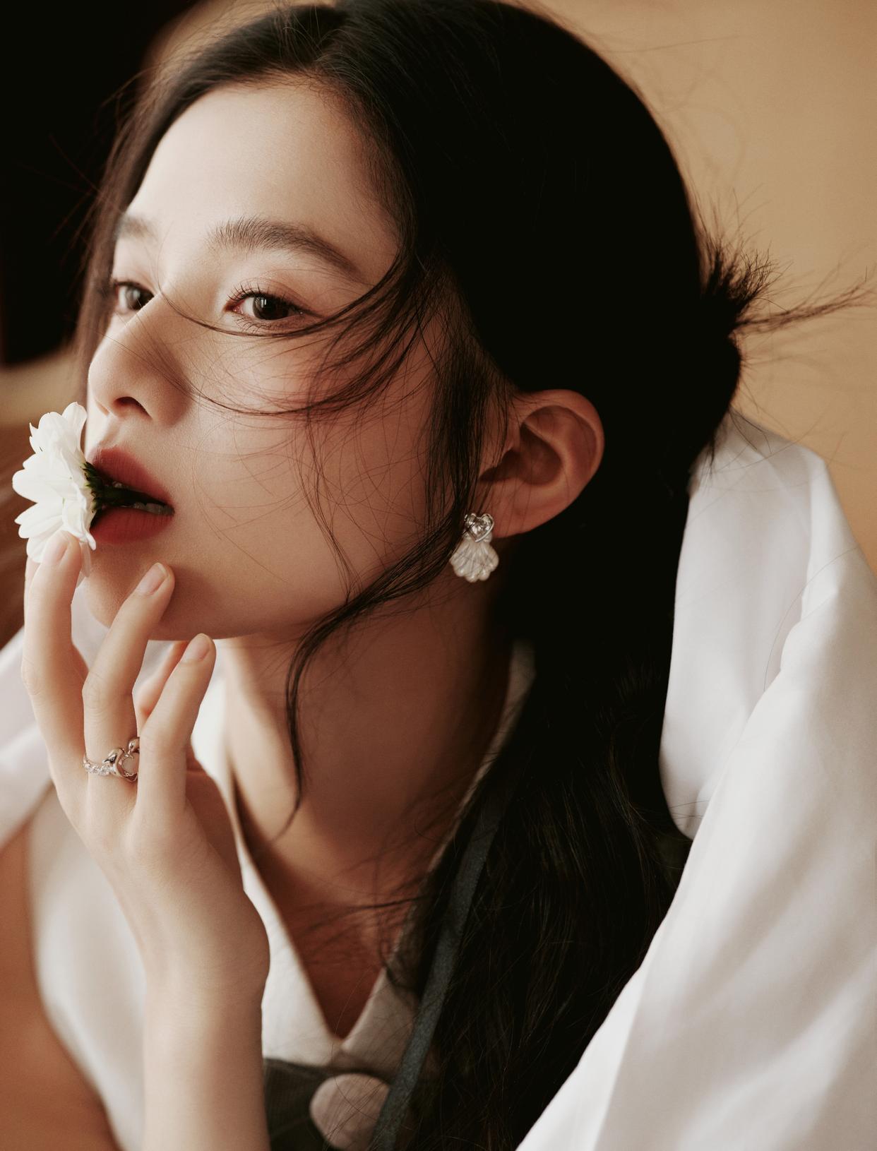 张婧仪白皙肌肤写真插图