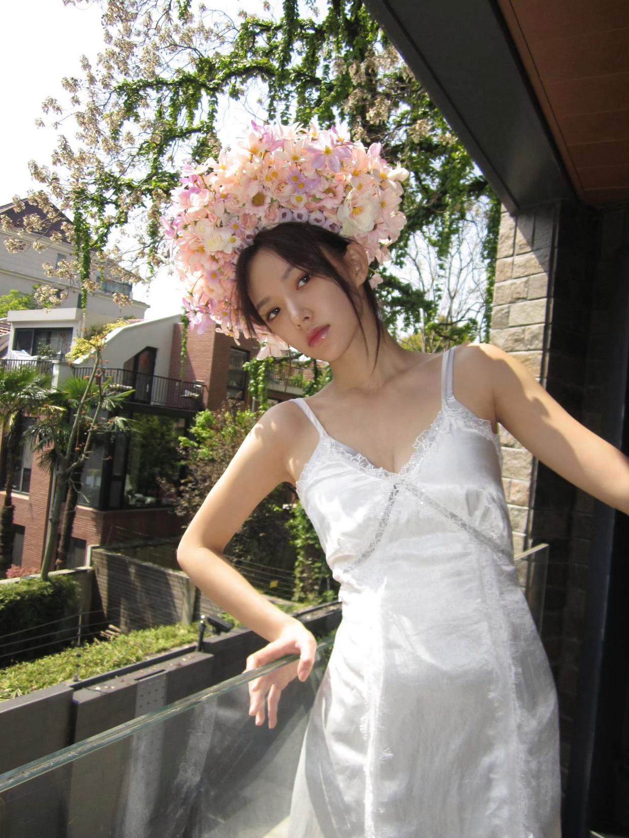 程潇明媚阳光下簪花美少女插图3