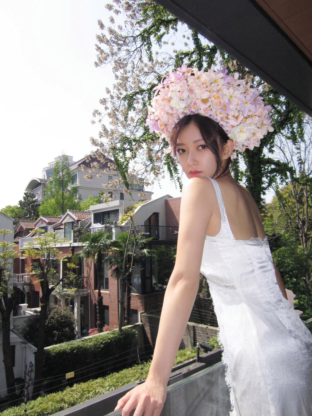 程潇明媚阳光下簪花美少女插图