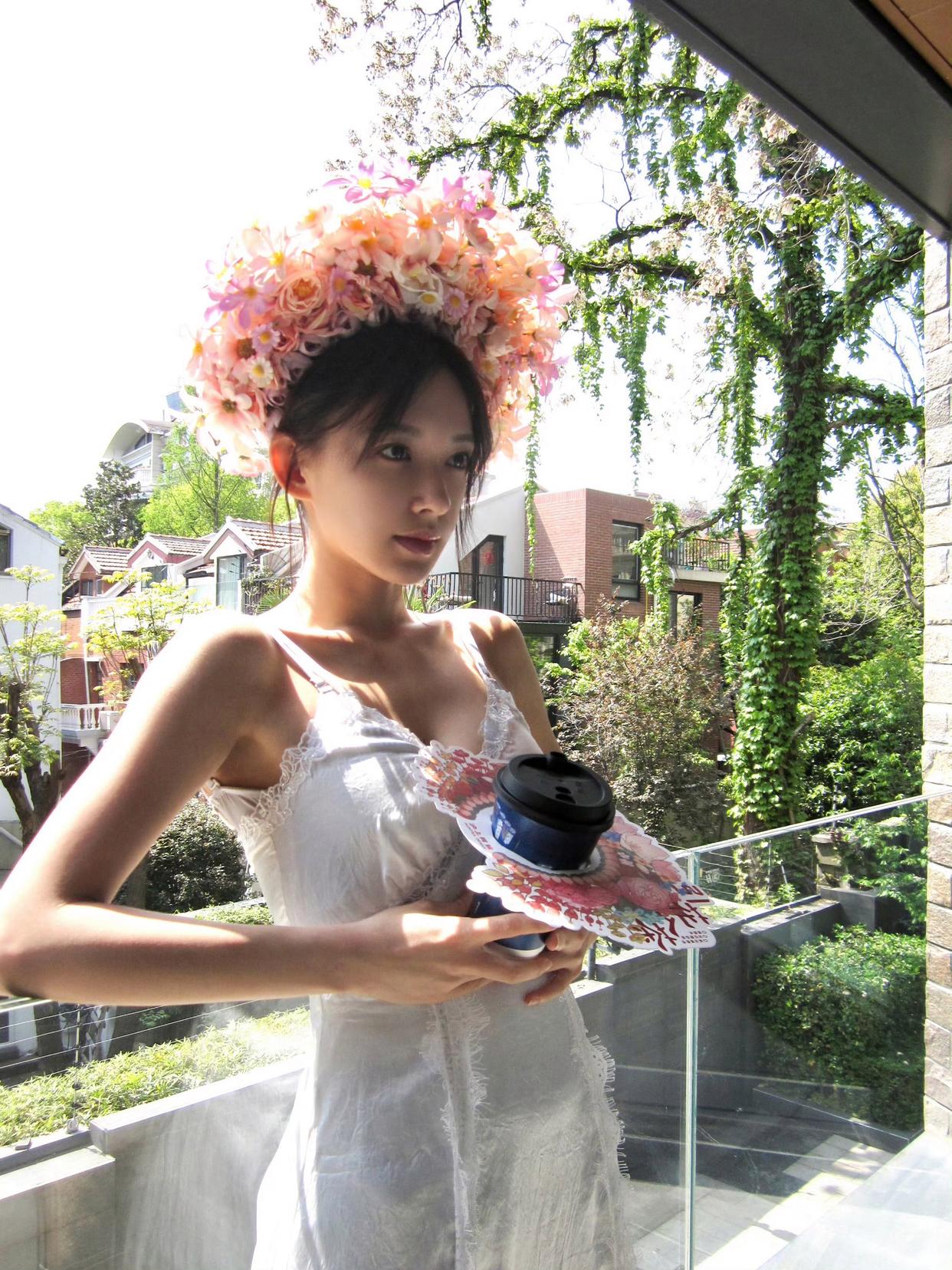 程潇明媚阳光下簪花美少女插图1