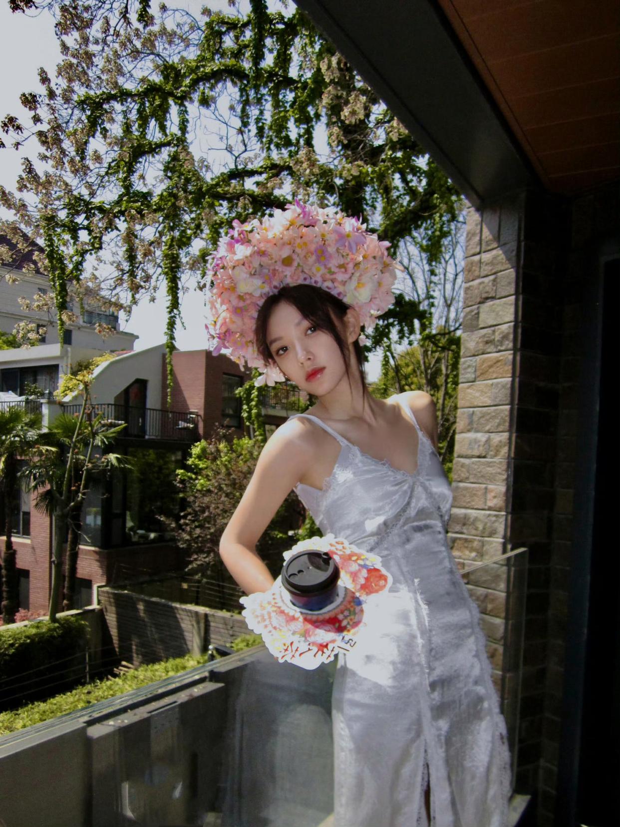 程潇明媚阳光下簪花美少女插图2