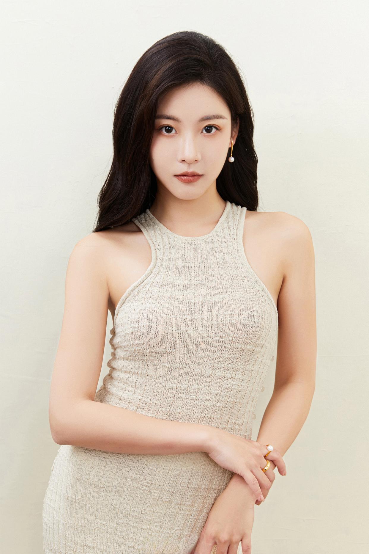 孙芮简约穿搭勾勒曼妙身姿写真插图7