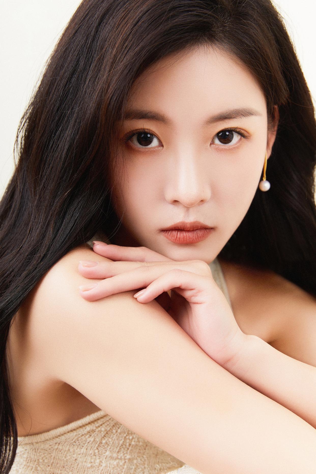 孙芮简约穿搭勾勒曼妙身姿写真插图4