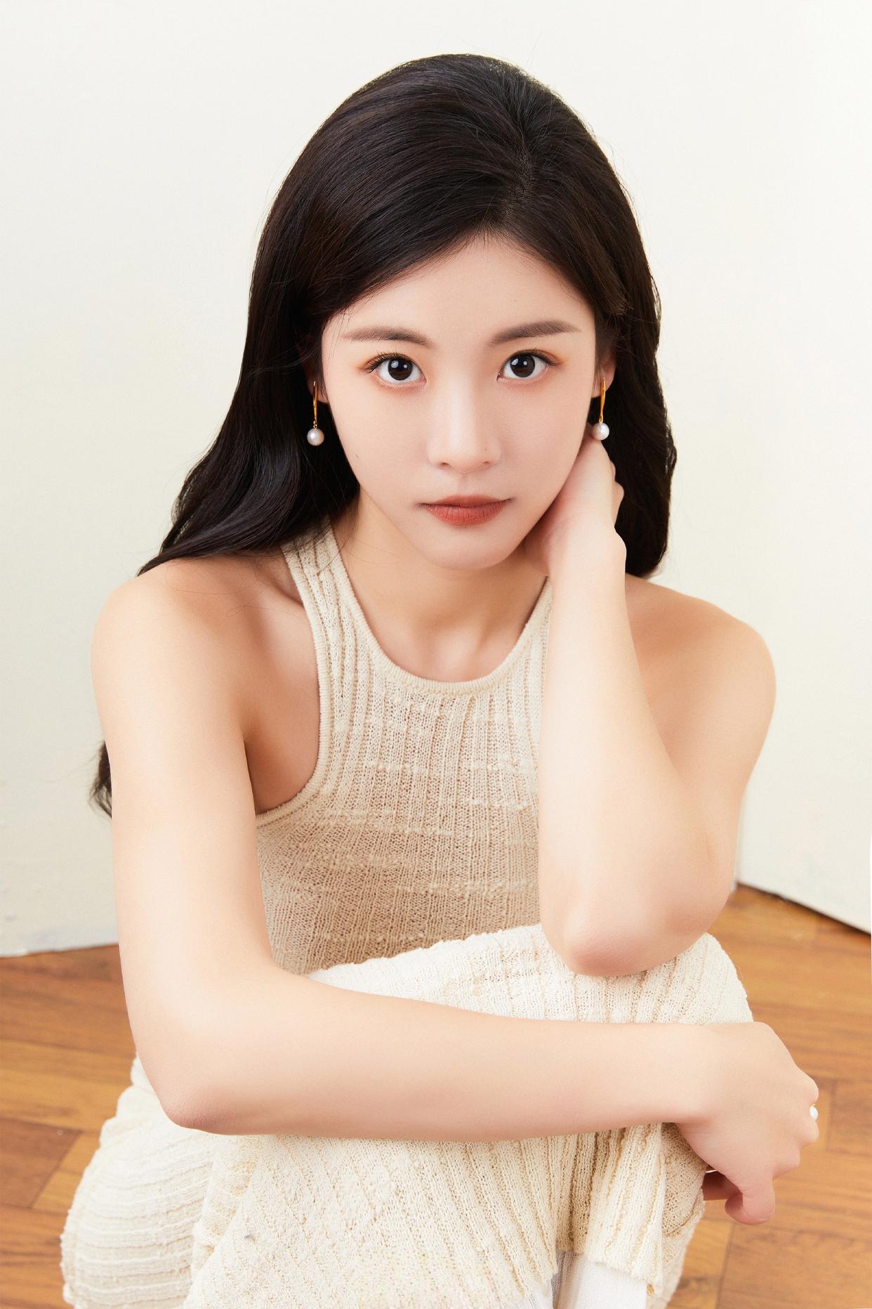 孙芮简约穿搭勾勒曼妙身姿写真插图5