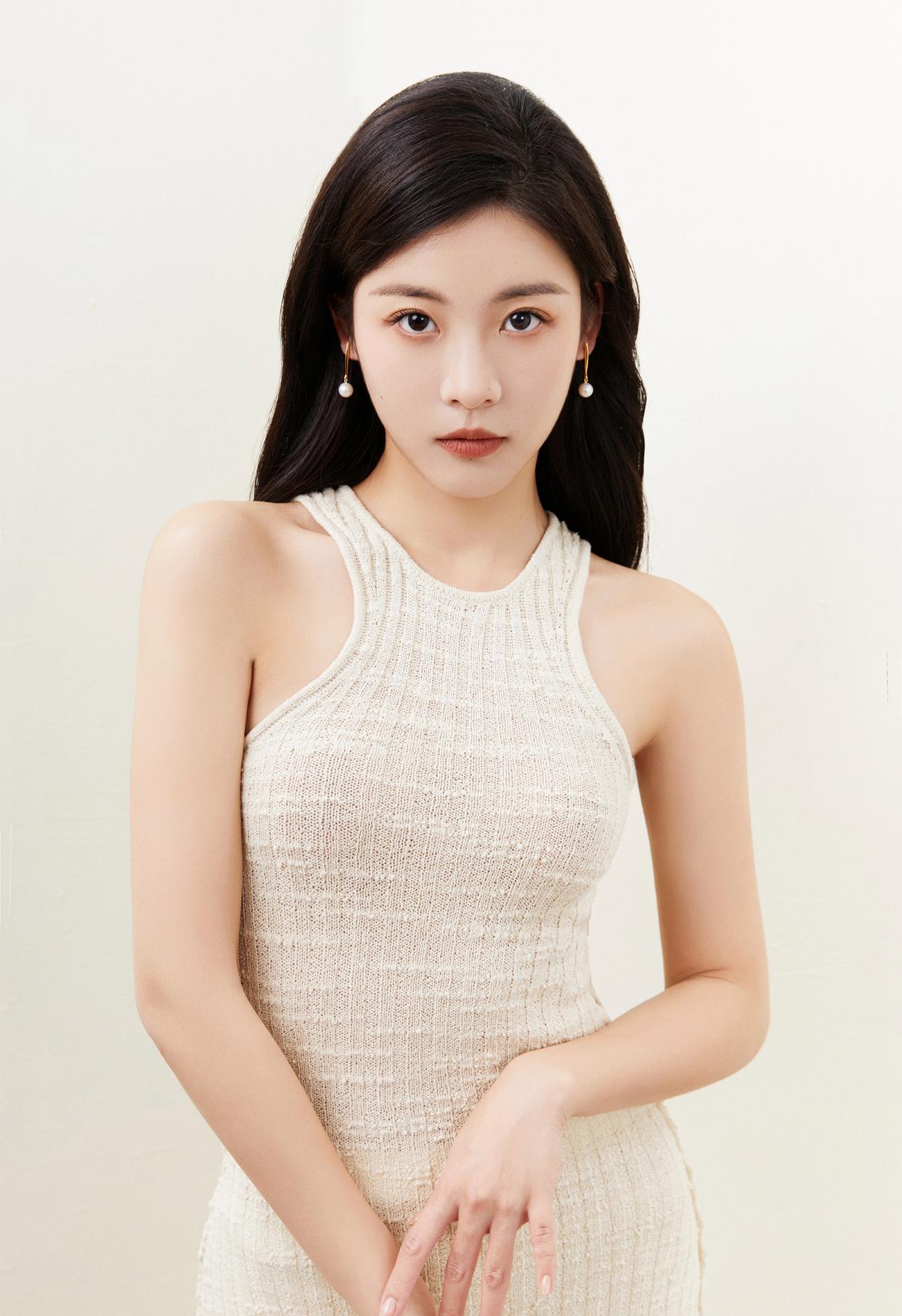 孙芮简约穿搭勾勒曼妙身姿写真插图6