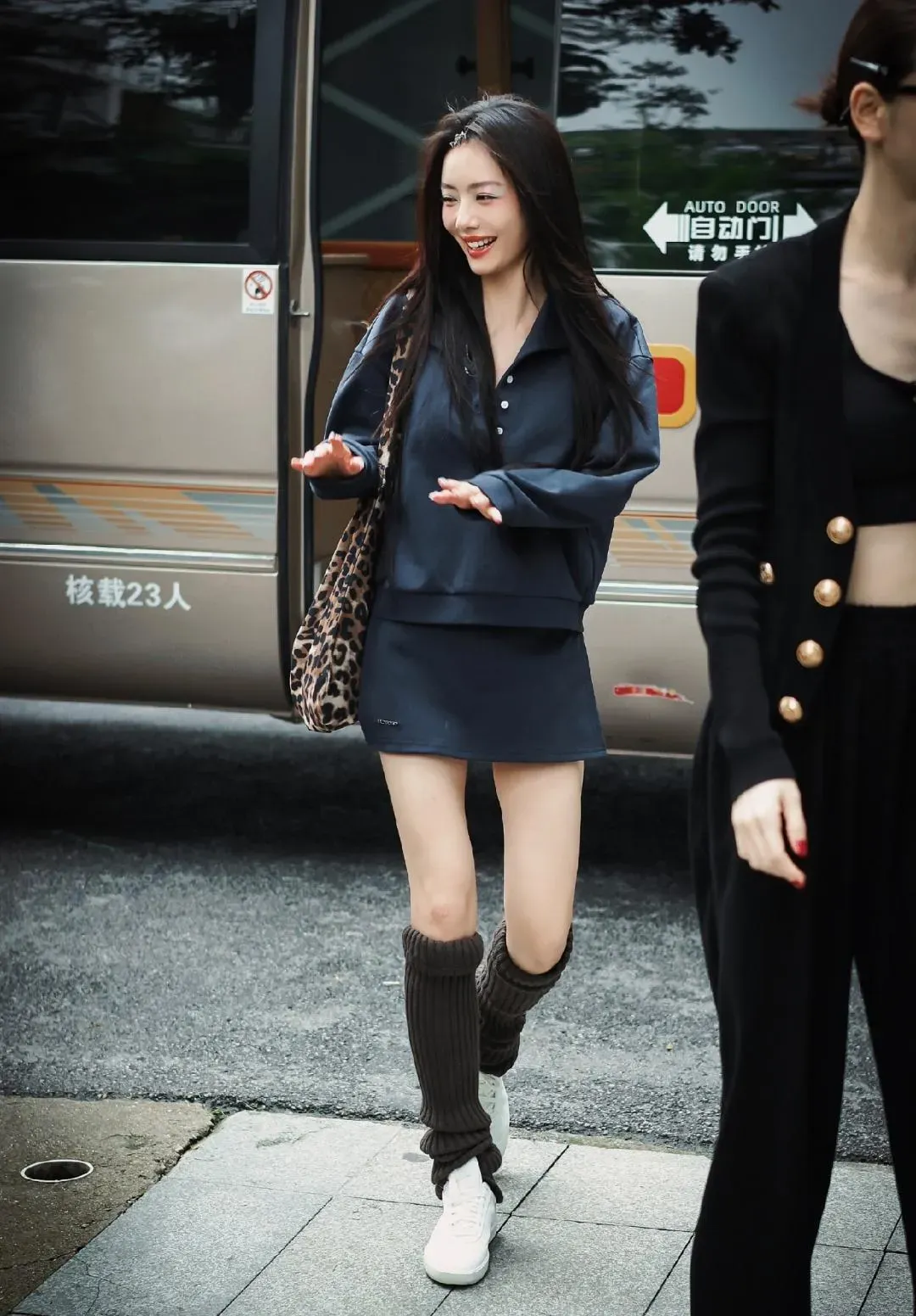 蔡文静这妆扮好似迷人的小妖精呀插图3