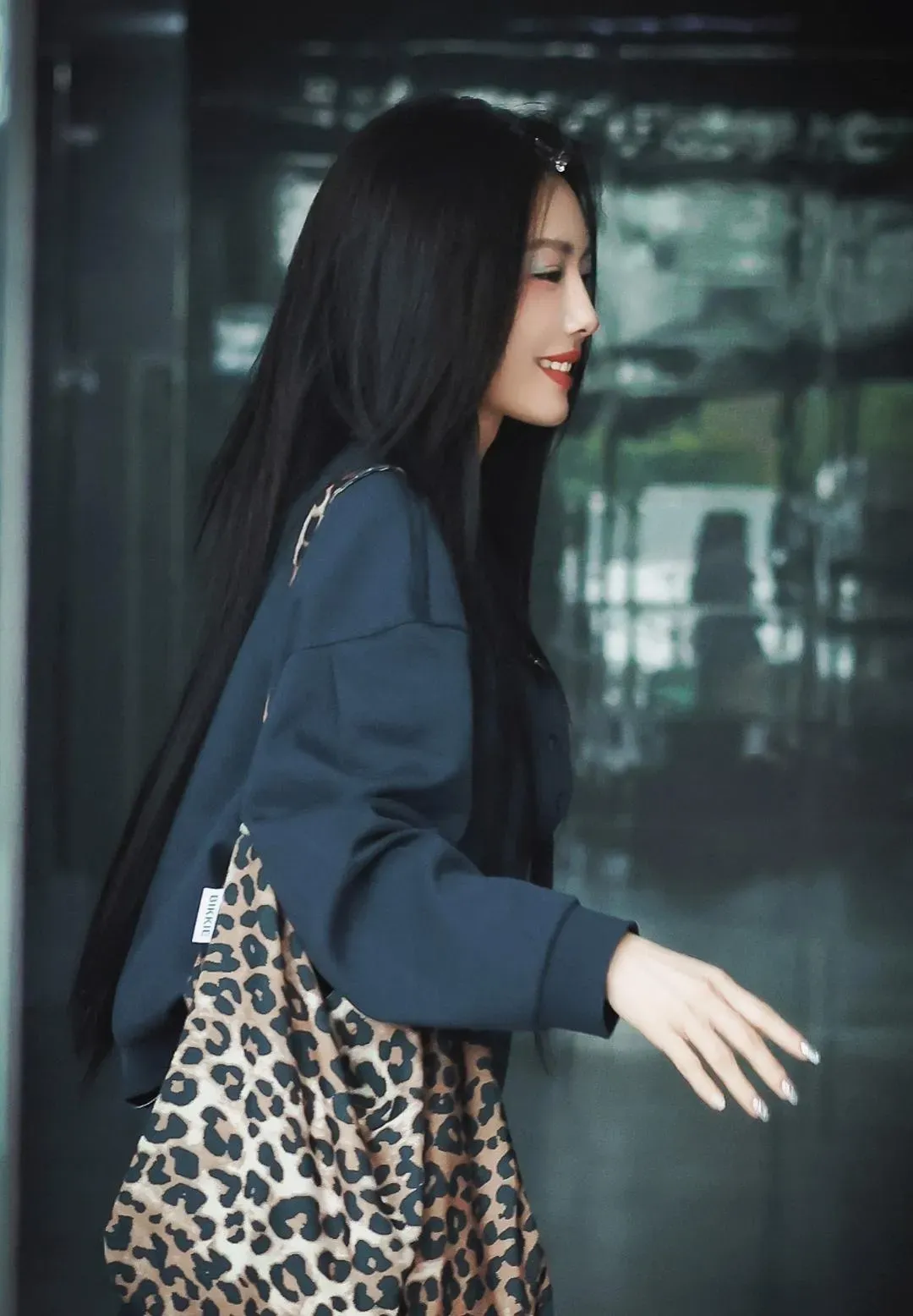 蔡文静这妆扮好似迷人的小妖精呀插图4