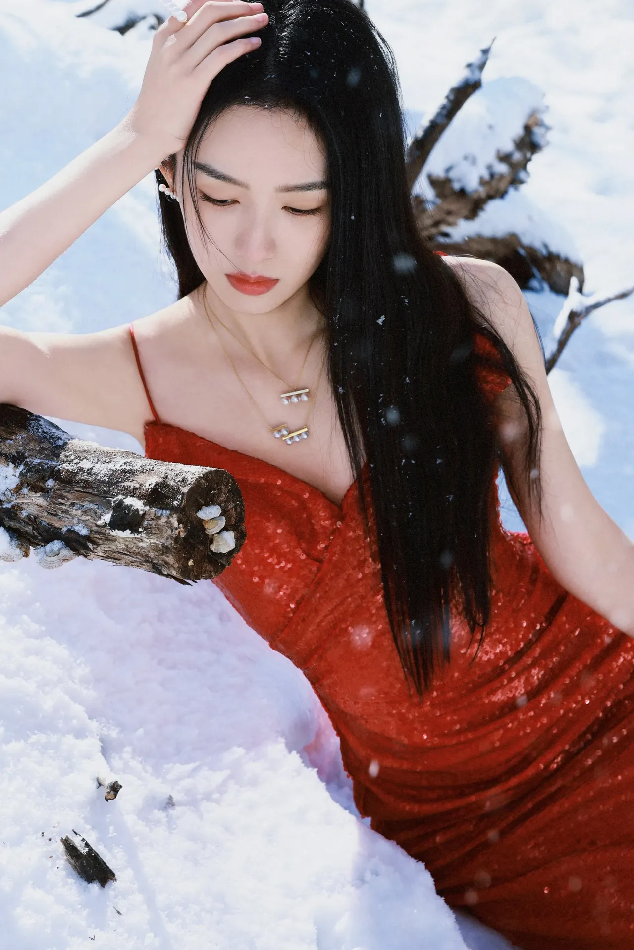 周也红色吊带裙雪地写真插图2