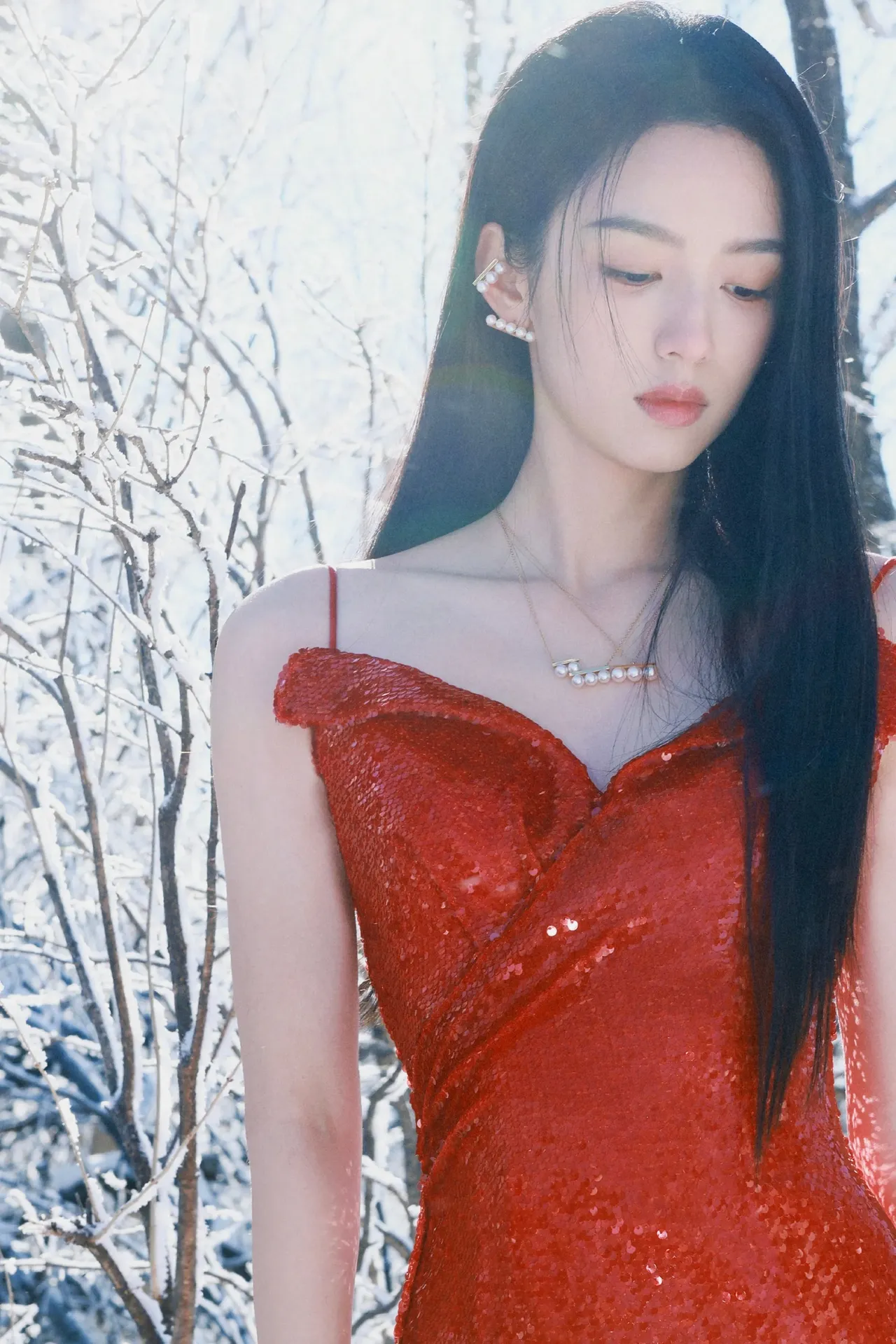 周也红色吊带裙雪地写真插图1