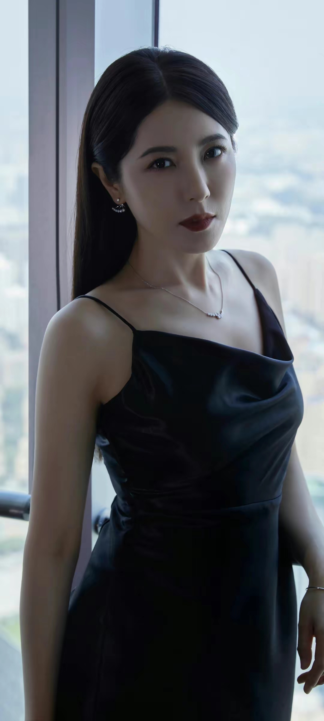曾黎成熟优雅写真壁纸插图1