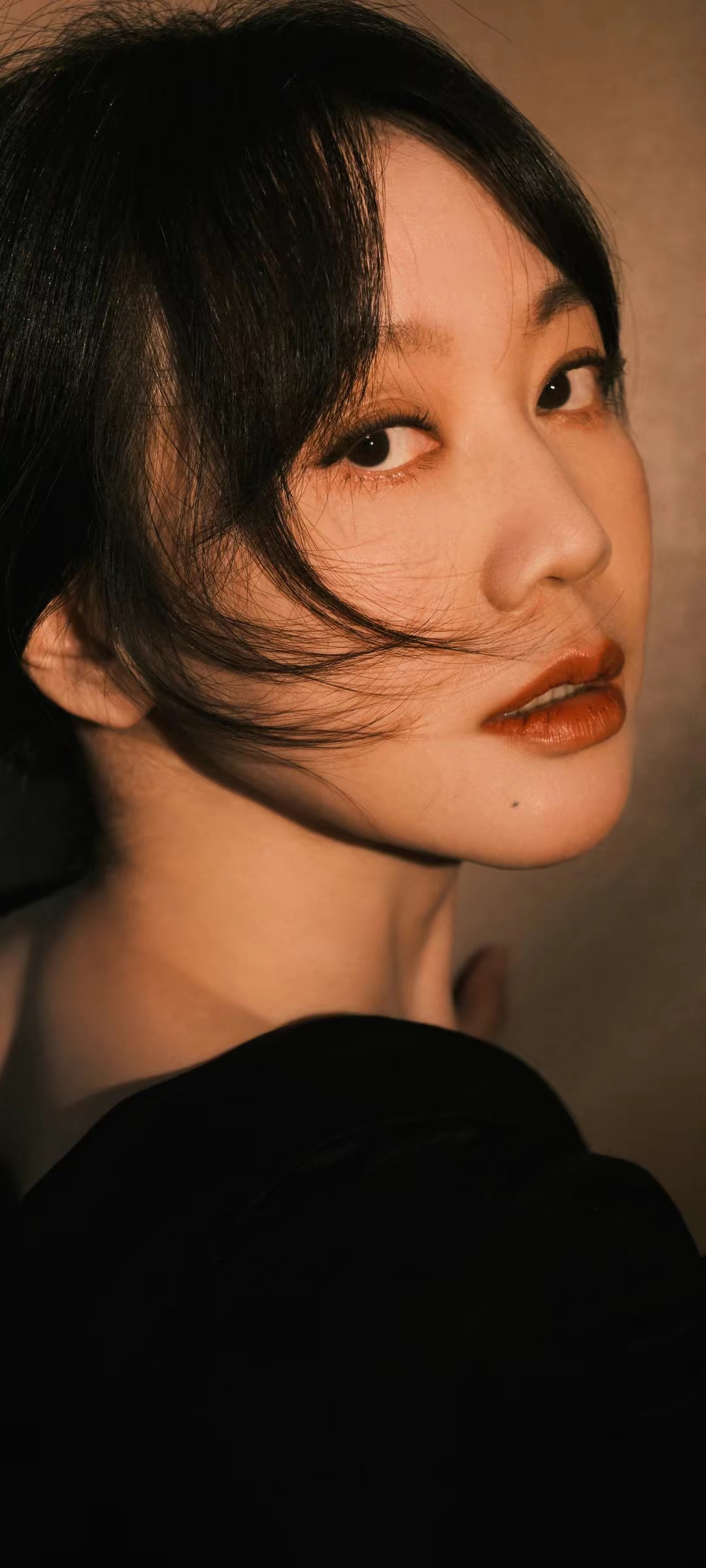 闫妮气质优雅写真壁纸插图2