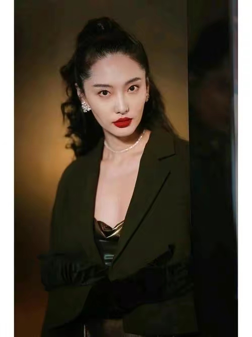 ​陈碧舸性感吊带写真插图2