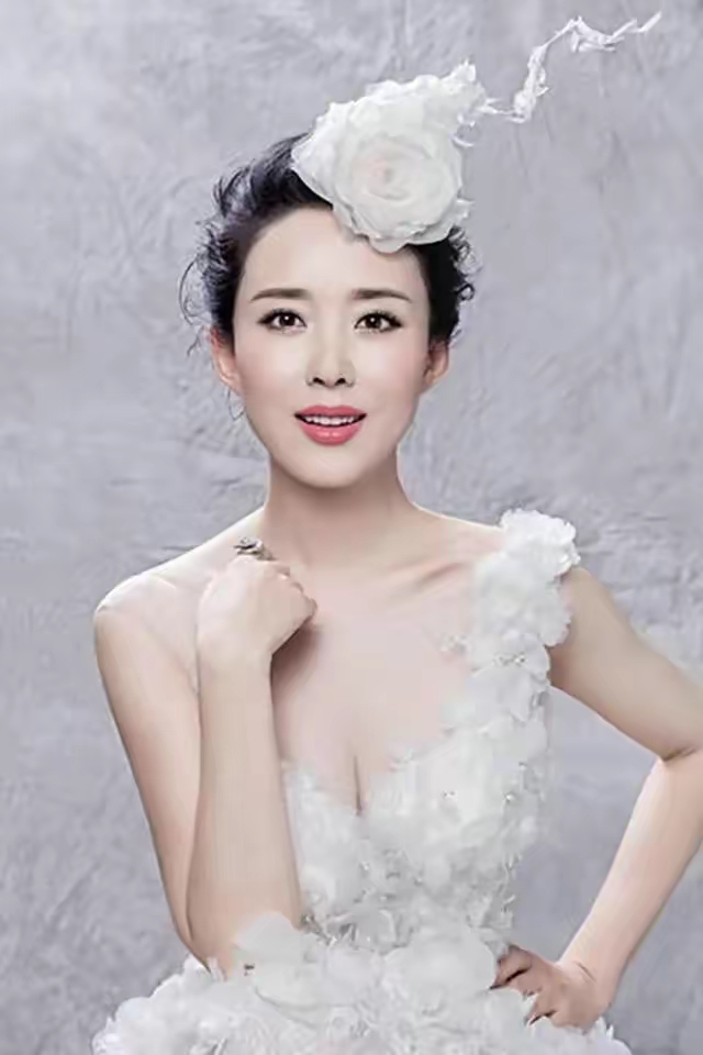颜丹晨白色礼服写真插图1