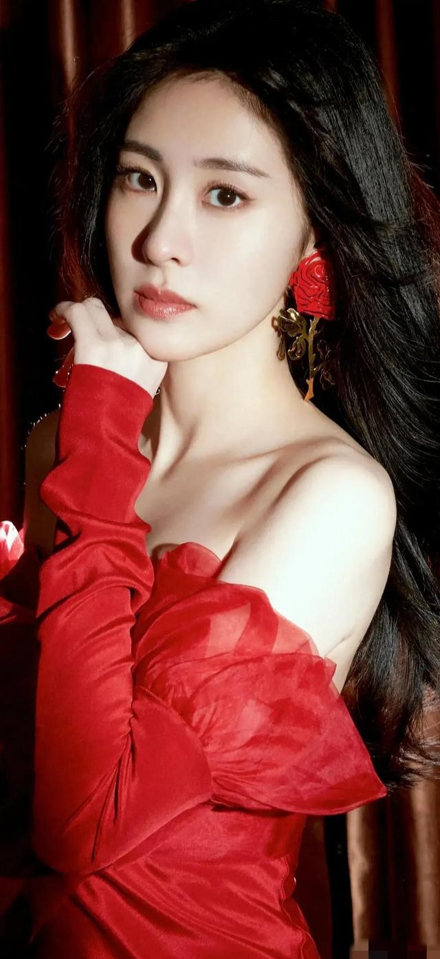 张碧晨深v红裙写真壁纸插图1