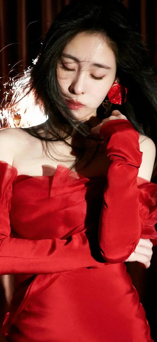 张碧晨深v红裙写真壁纸插图8