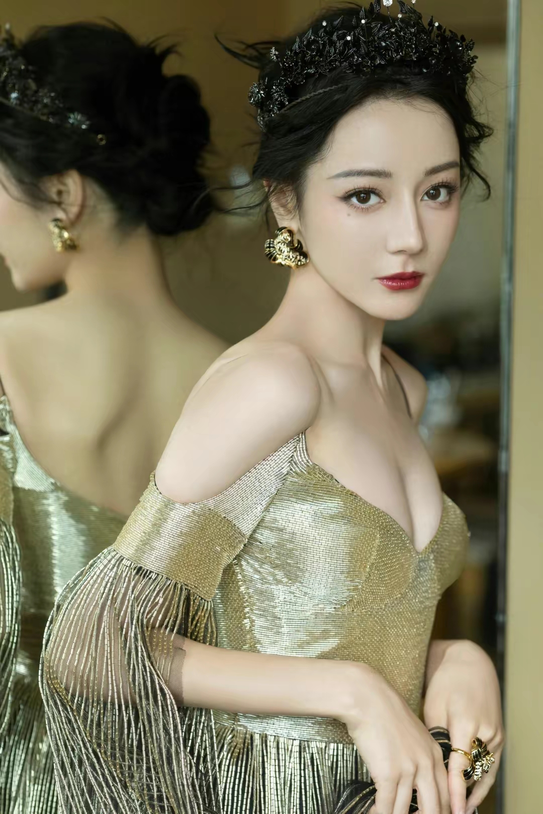 迪丽热巴性感吊带深v礼服插图3