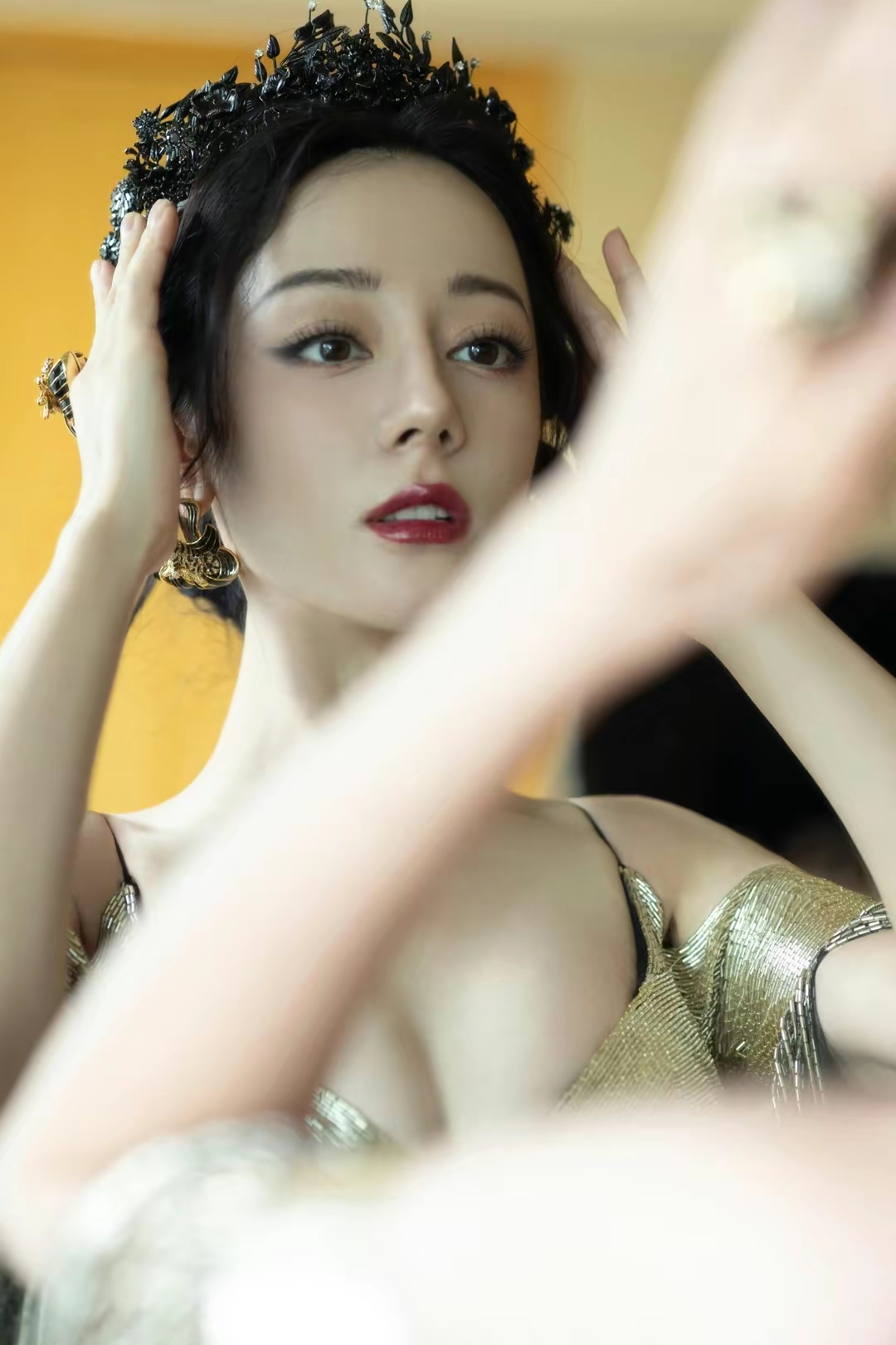 迪丽热巴性感吊带深v礼服插图5