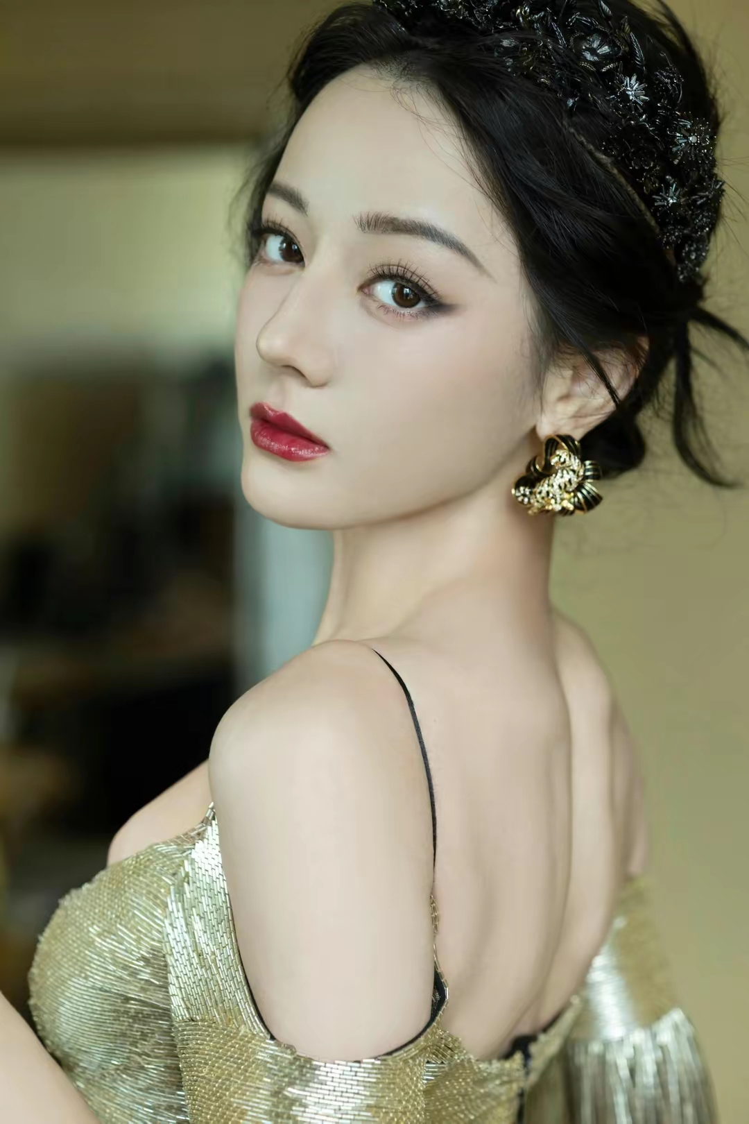 迪丽热巴性感吊带深v礼服插图7
