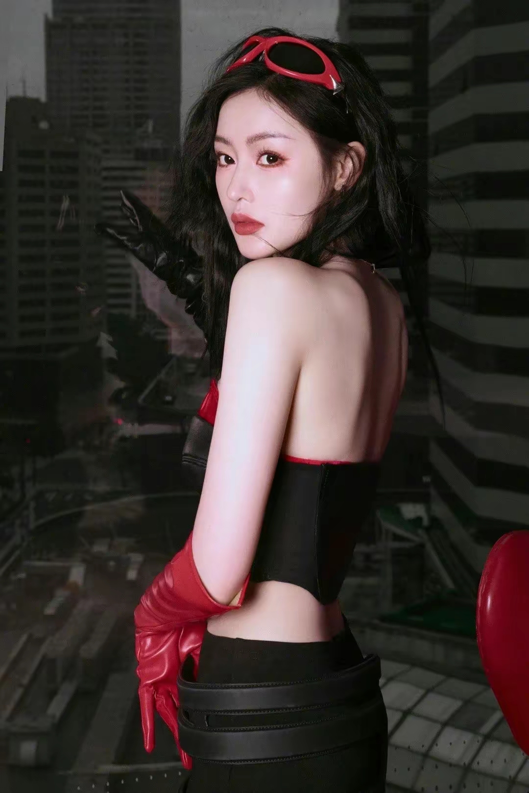 张天爱写真，一抹暗红隐匿黑夜插图4