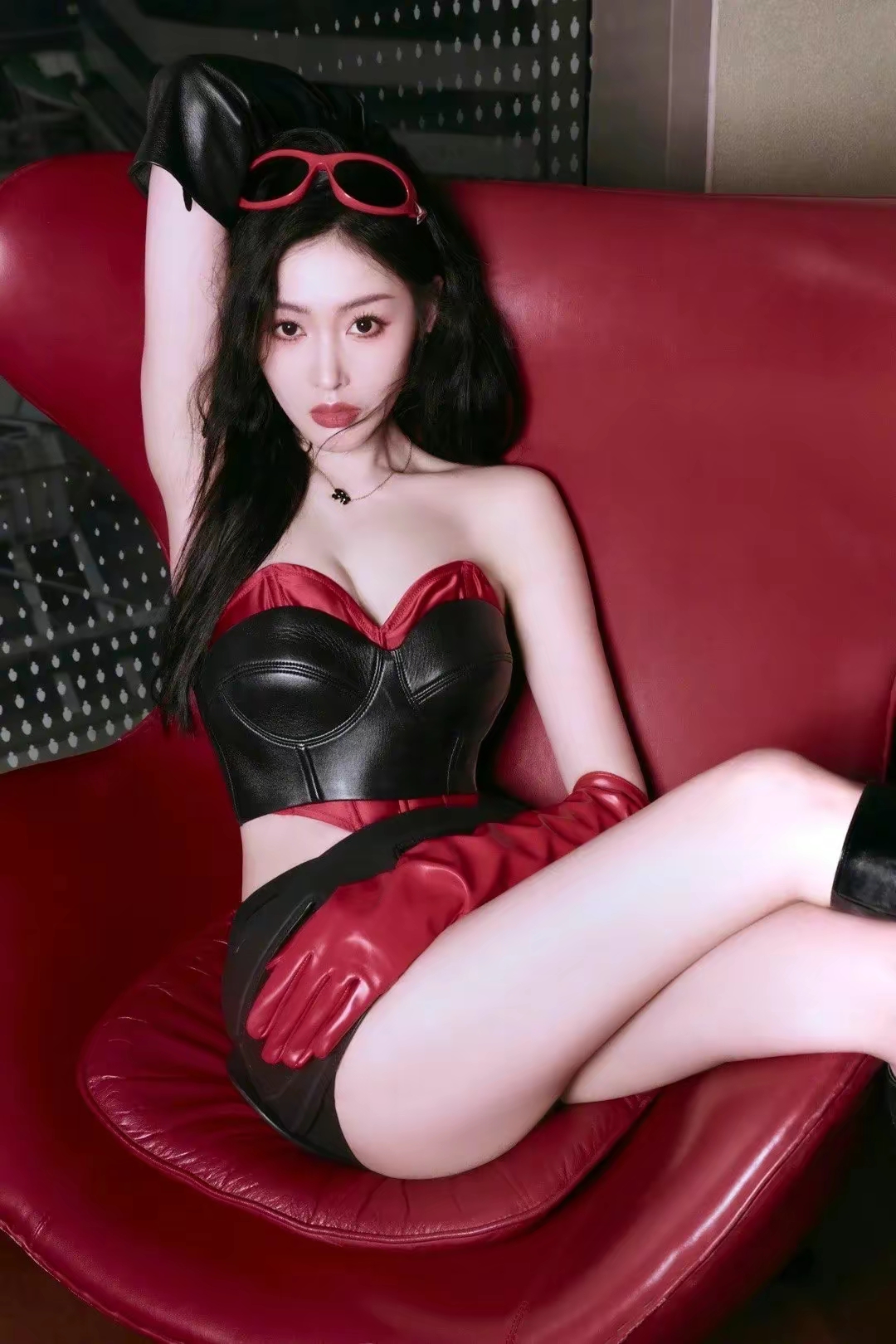 张天爱写真，一抹暗红隐匿黑夜插图6