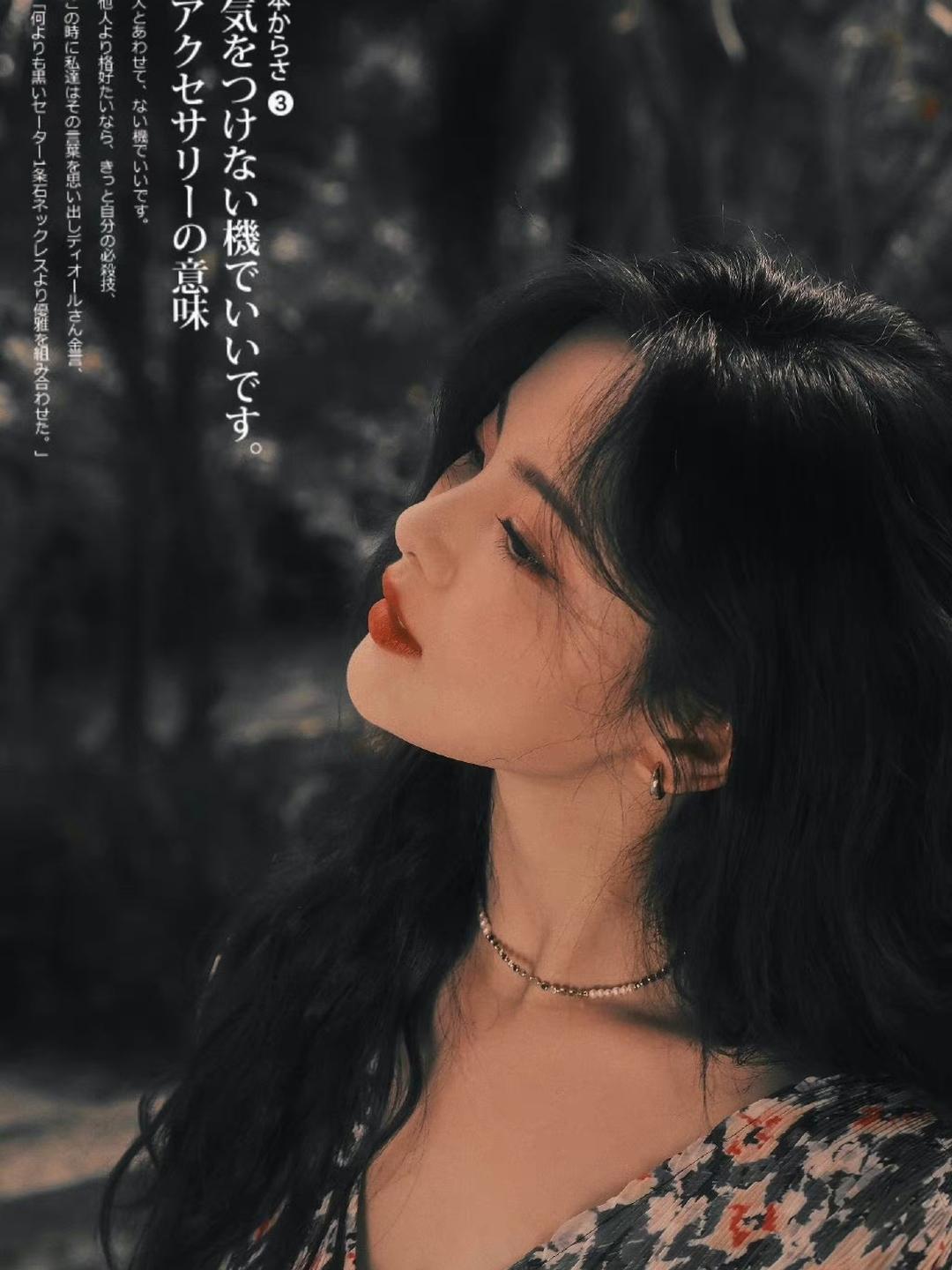 阳光里的杨超越写真插图3