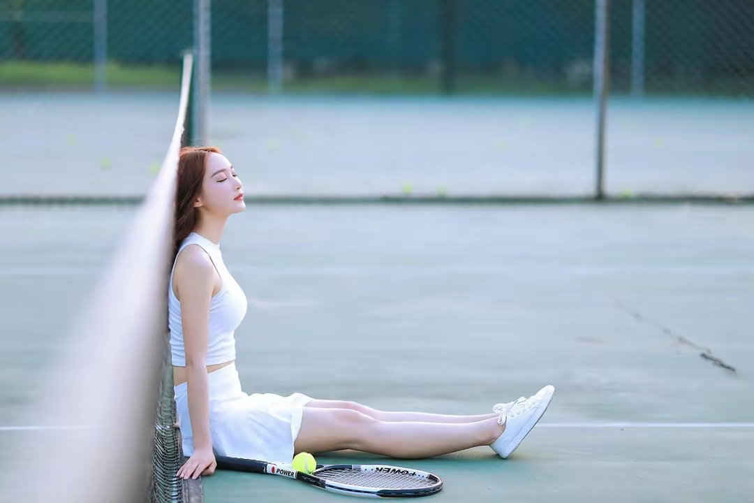 打网球的女孩写真插图8