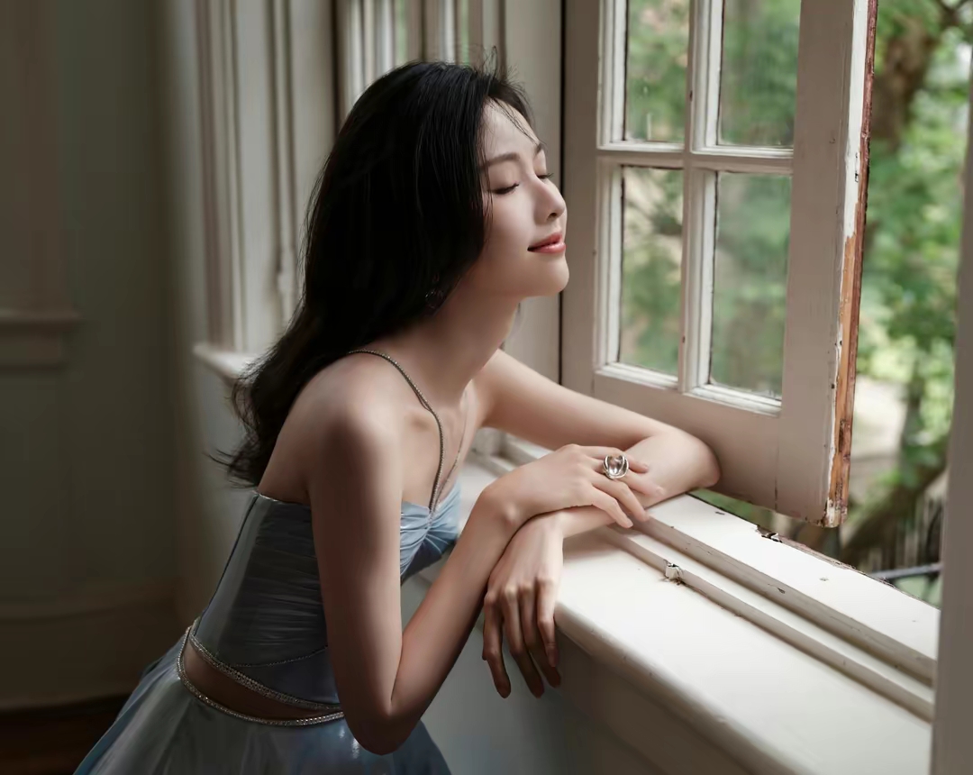 陈都灵水蓝色露腰礼服裙写真插图7