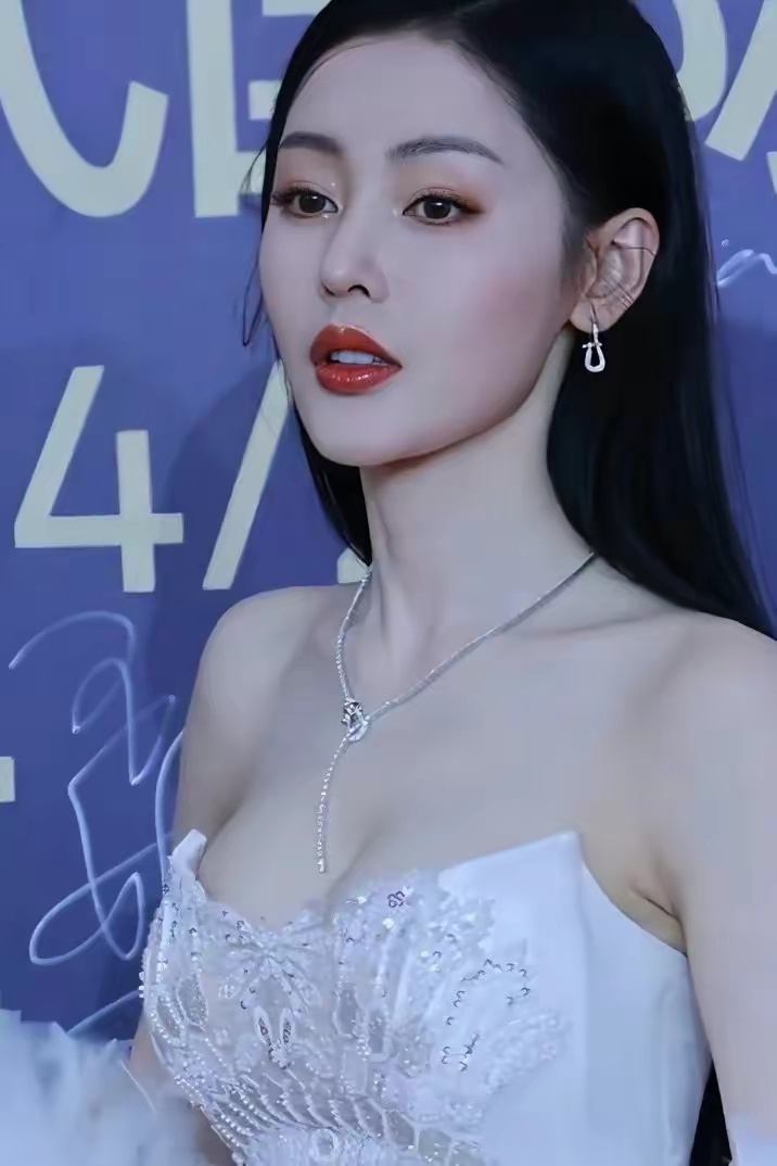 张天爱白色抹胸裙显傲人事业线插图1