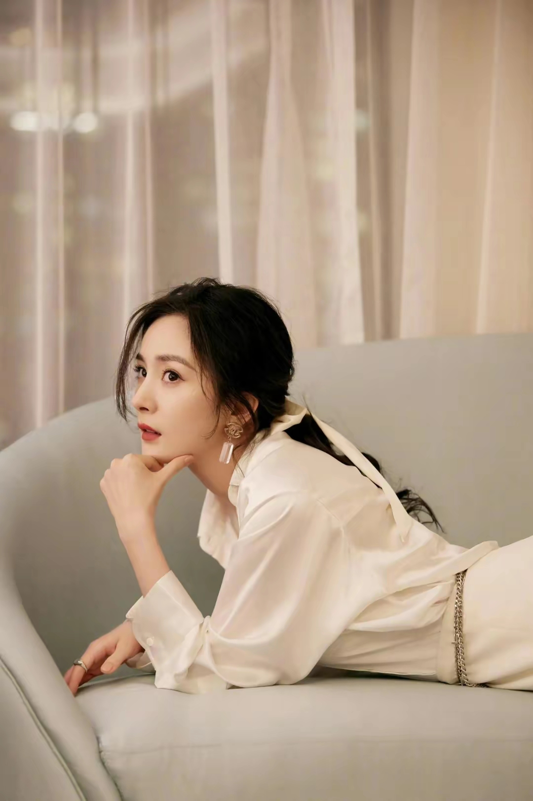 杨幂写真，姿势怎样摆都美丽插图7