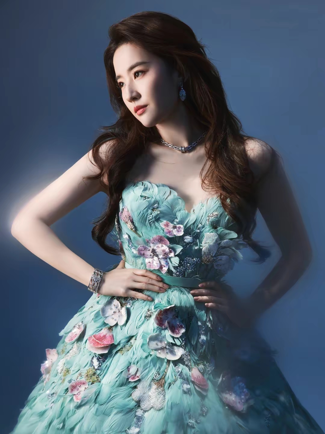 刘亦菲高清蓝色羽毛裙写真插图14