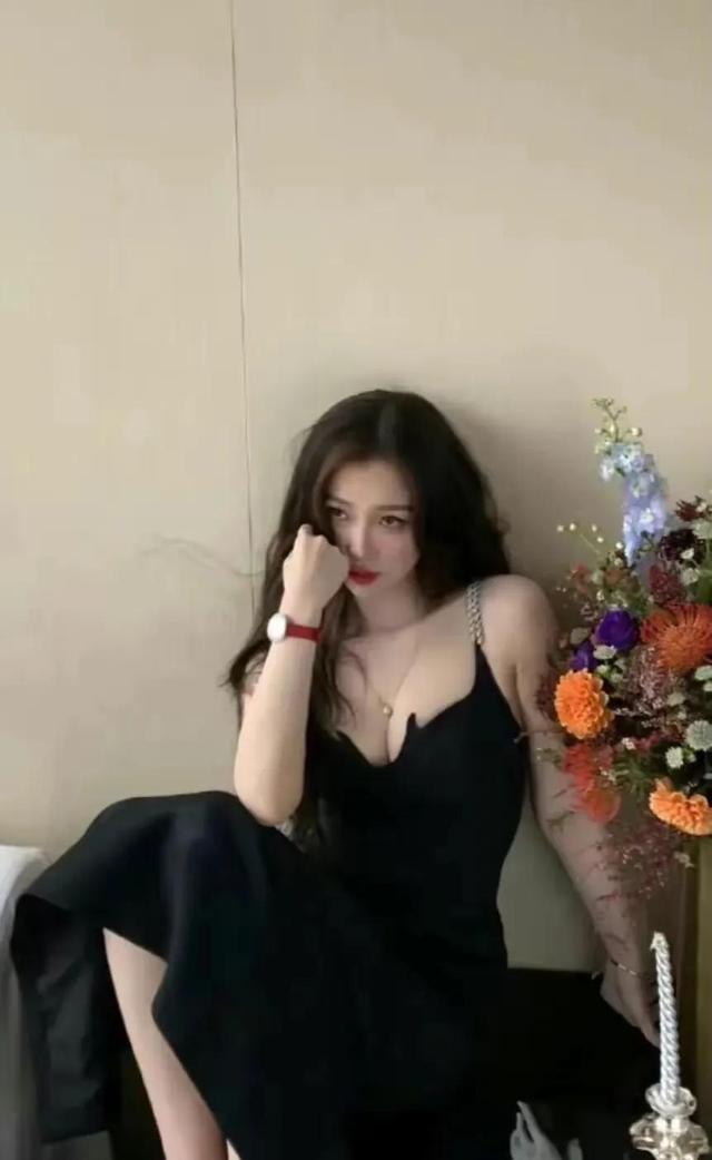 虞书欣深v礼服写真插图12