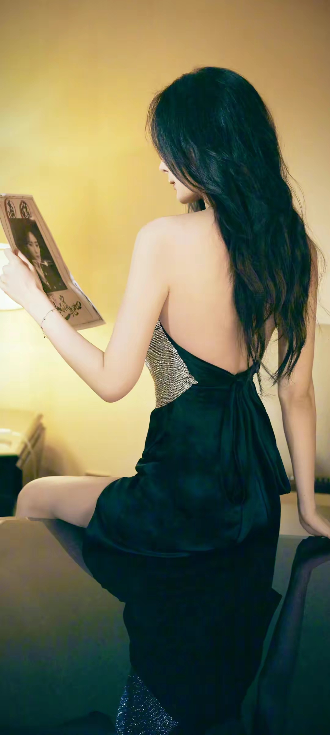 杨幂露背装长腿女神写真插图4