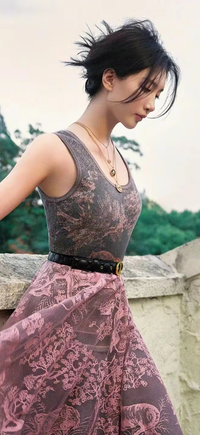 江疏影白裙高清写真壁纸插图9