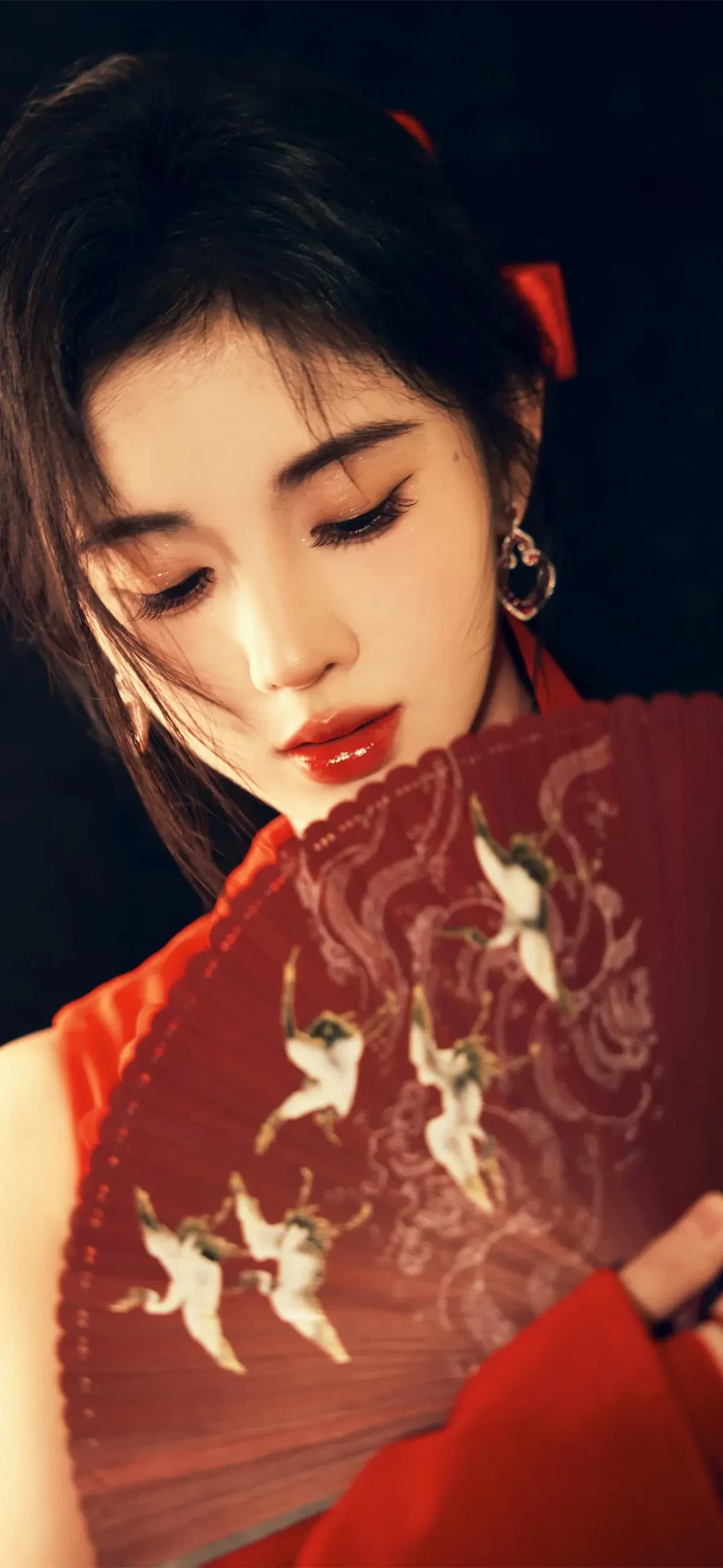 鞠婧祎红衣明艳写真壁纸插图6