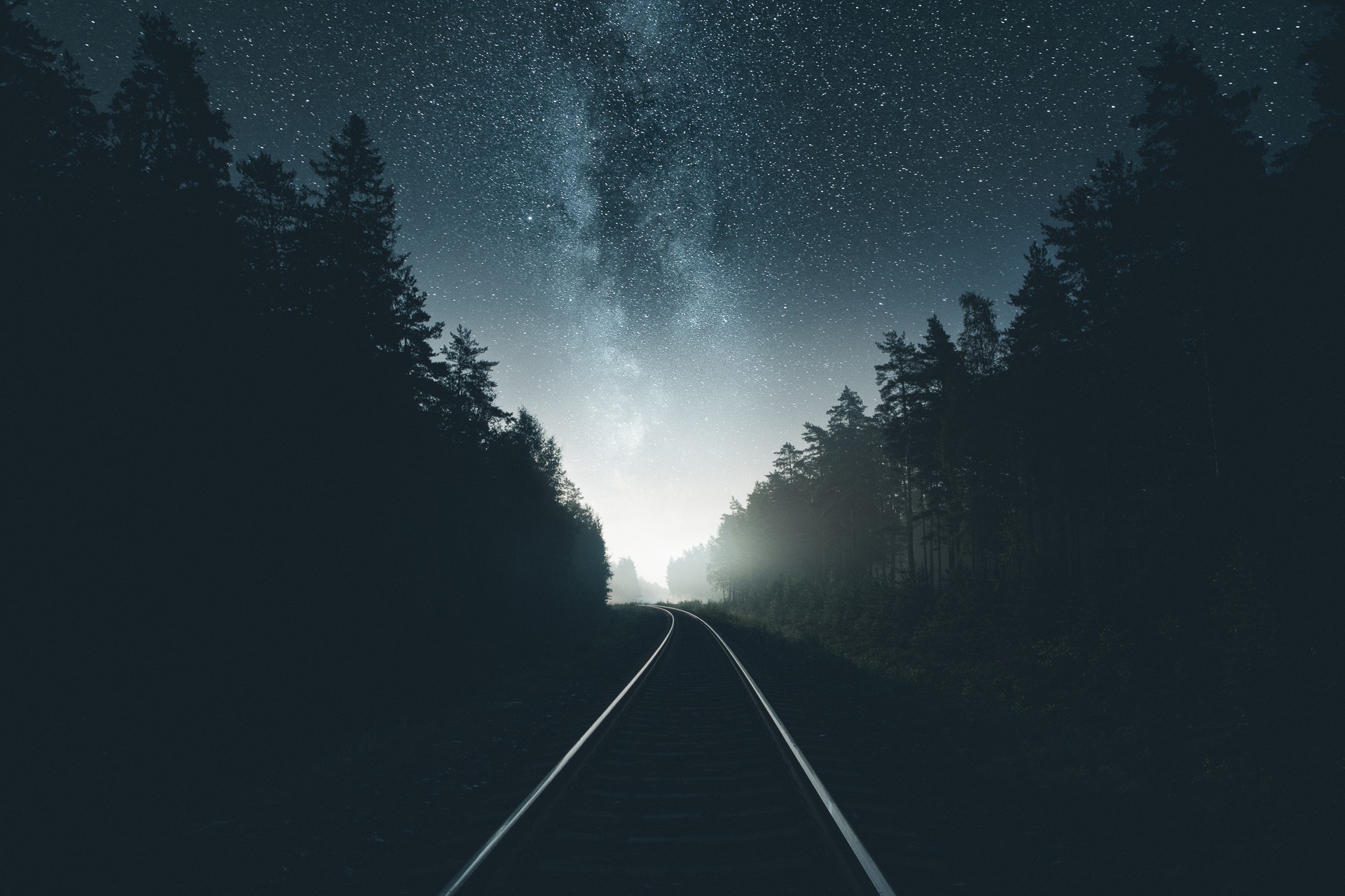 夜晚的铁路伴你同行星空和皓月为你点亮明灯插图