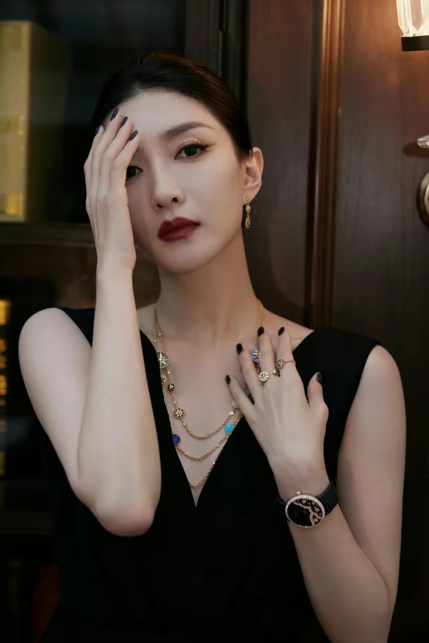 江疏影黑色露背无袖裙写真插图9