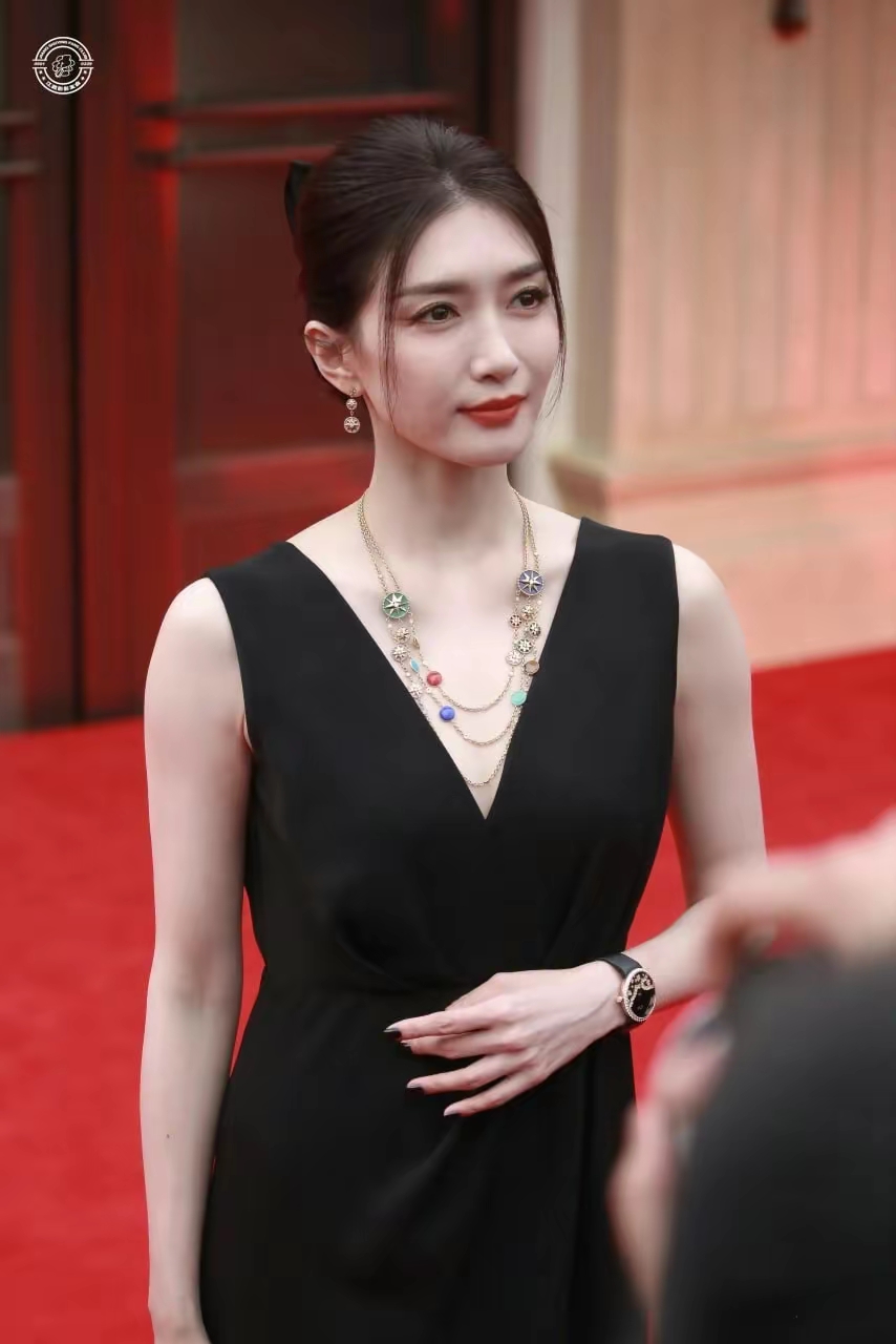 江疏影黑色露背无袖裙写真插图7