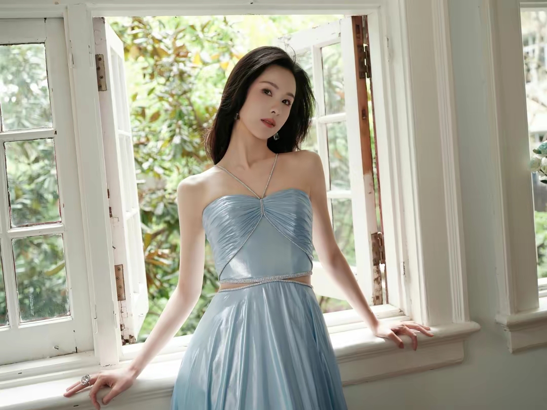 陈都灵水蓝色露腰礼服裙写真插图4