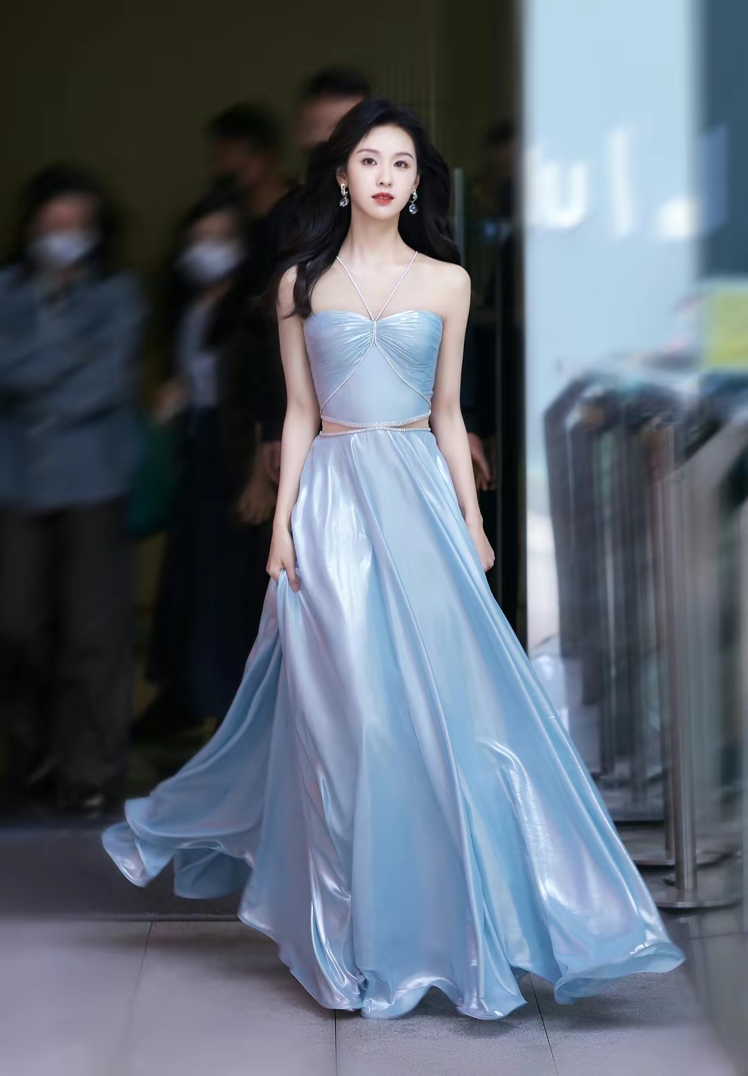 陈都灵水蓝色露腰礼服裙写真插图17