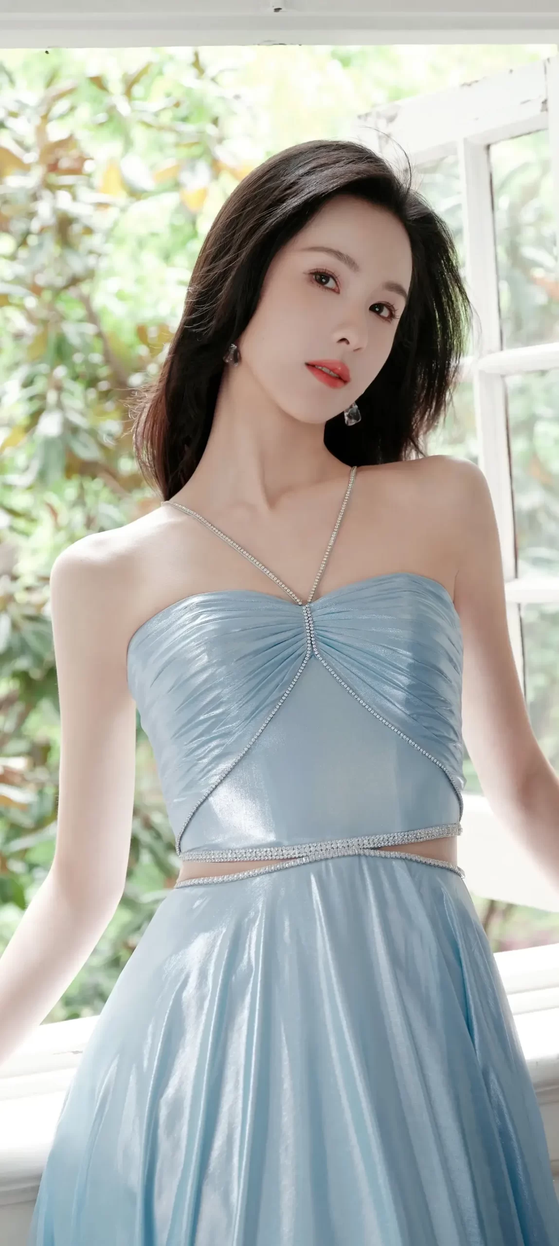 陈都灵蓝色抹胸裙写真插图1