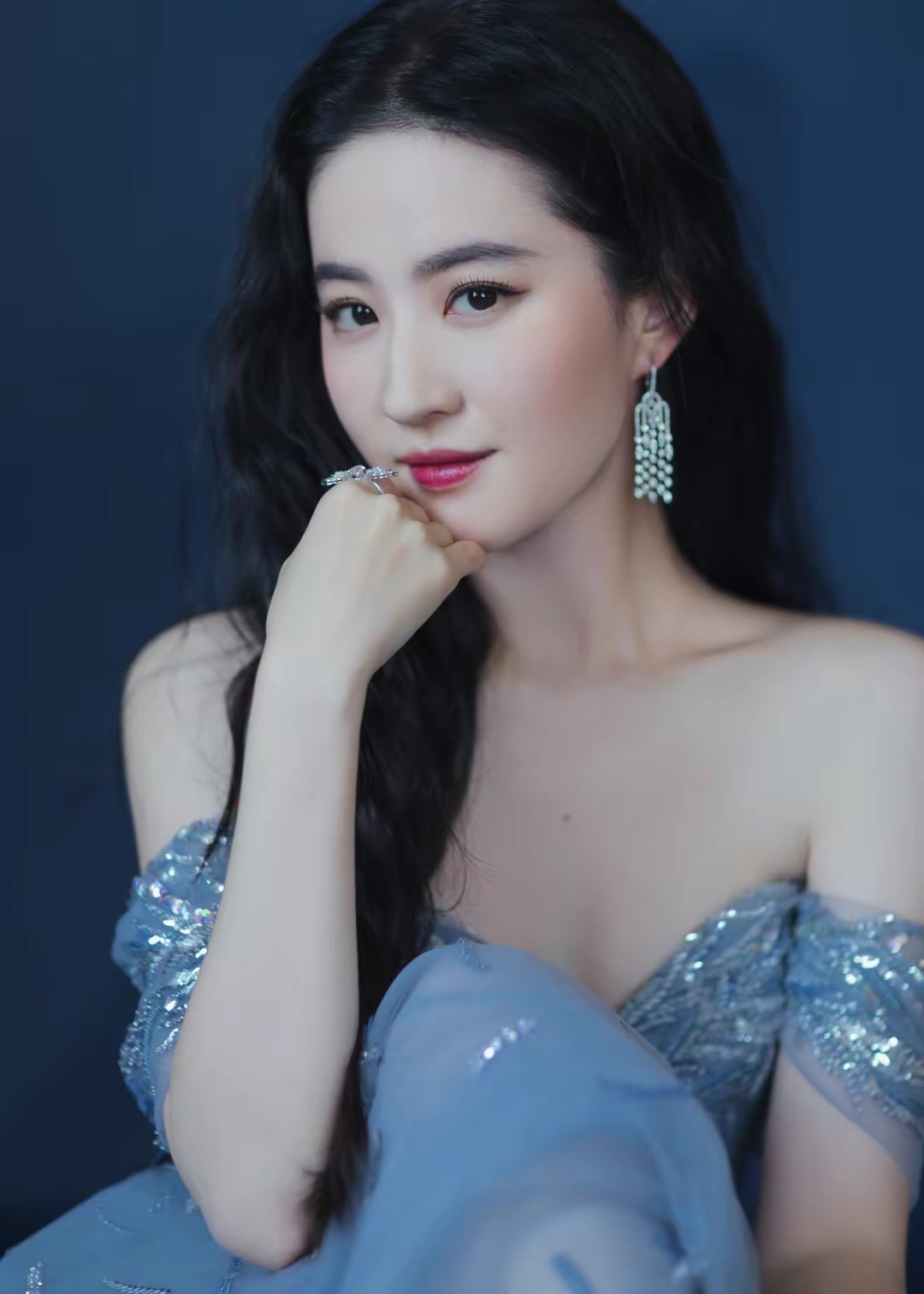 刘亦菲高清蓝色羽毛裙写真插图2