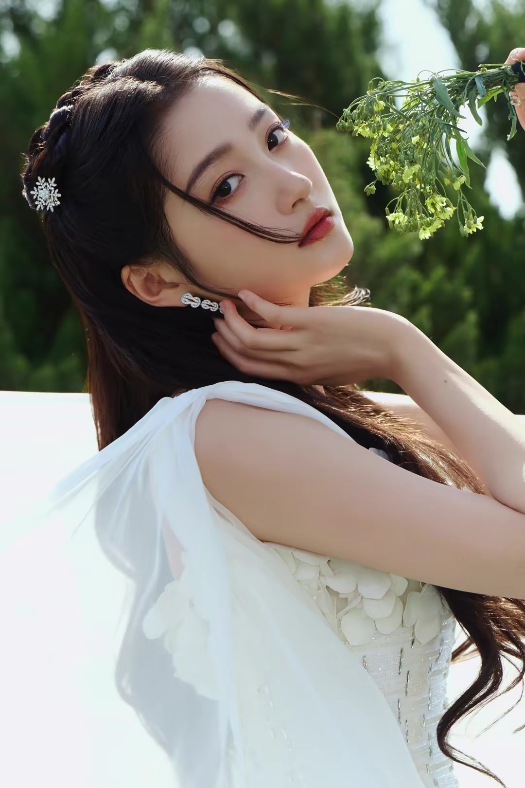 关晓彤白色紧身超短裙写真插图2