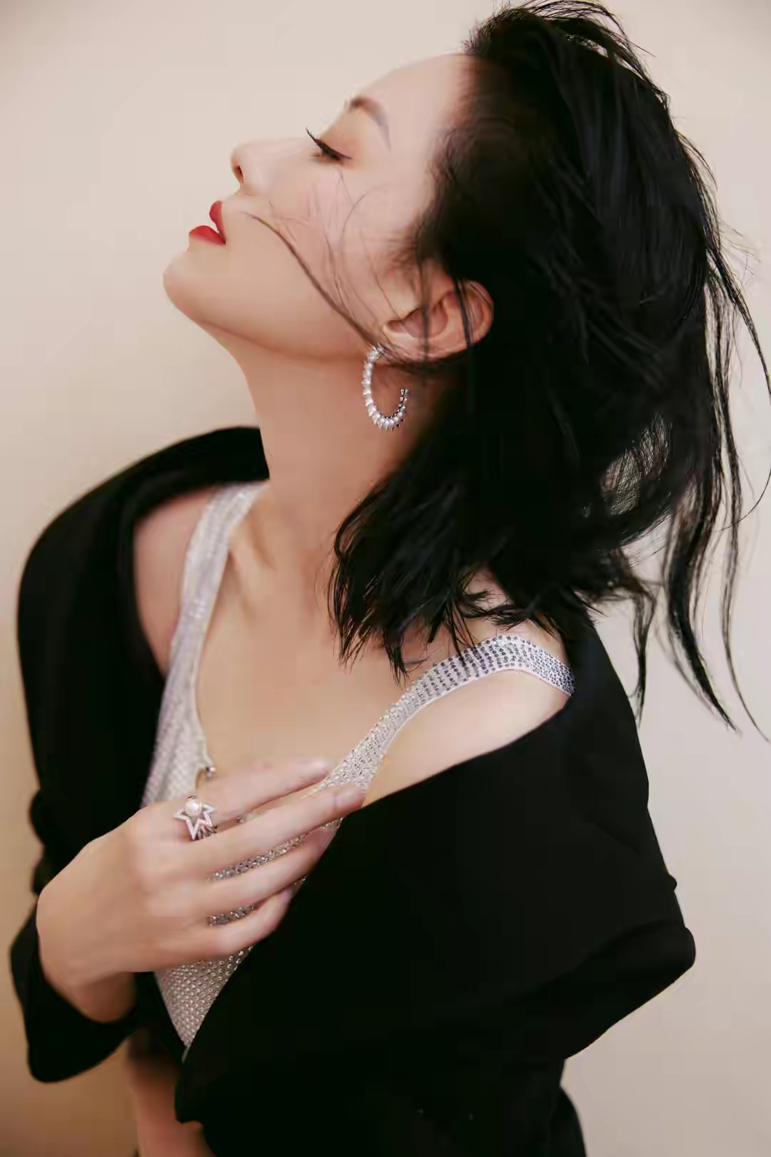 倪虹洁烫钻亮片背心风情写真插图4