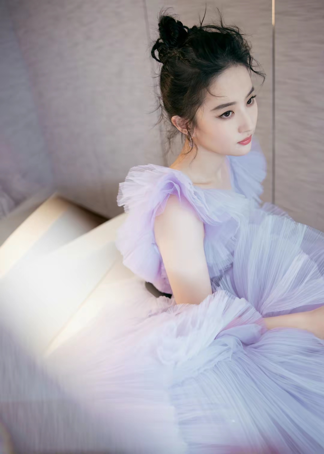 刘亦菲高清蓝色羽毛裙写真插图4