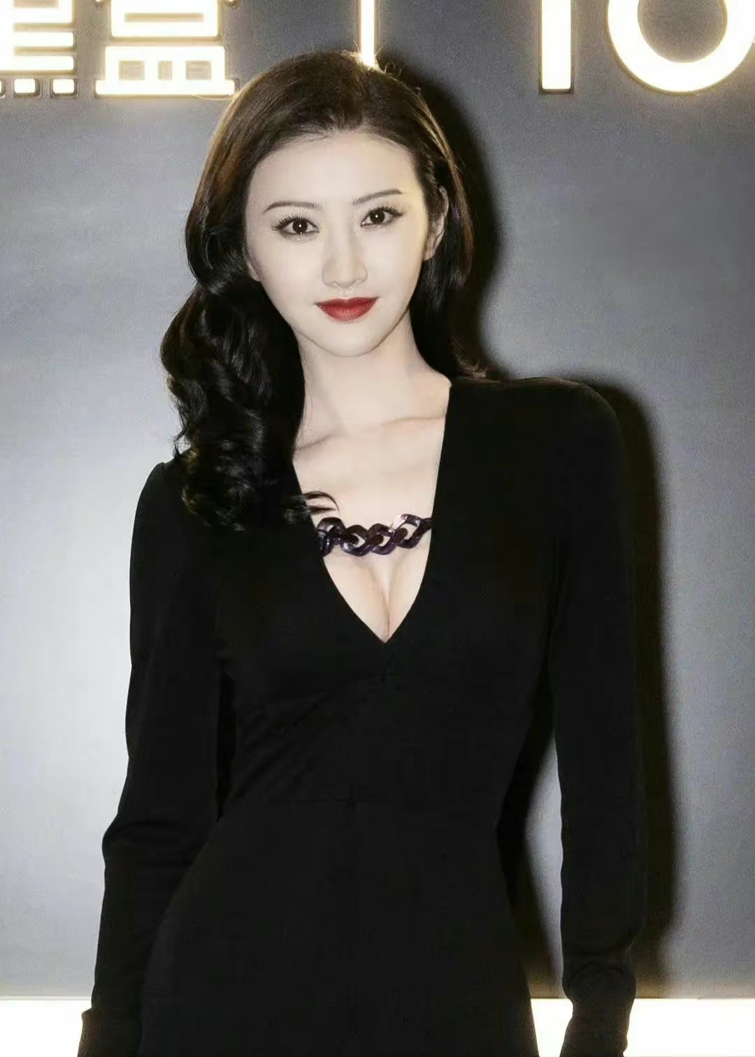 景甜写真，清纯女神的深V性感风插图1