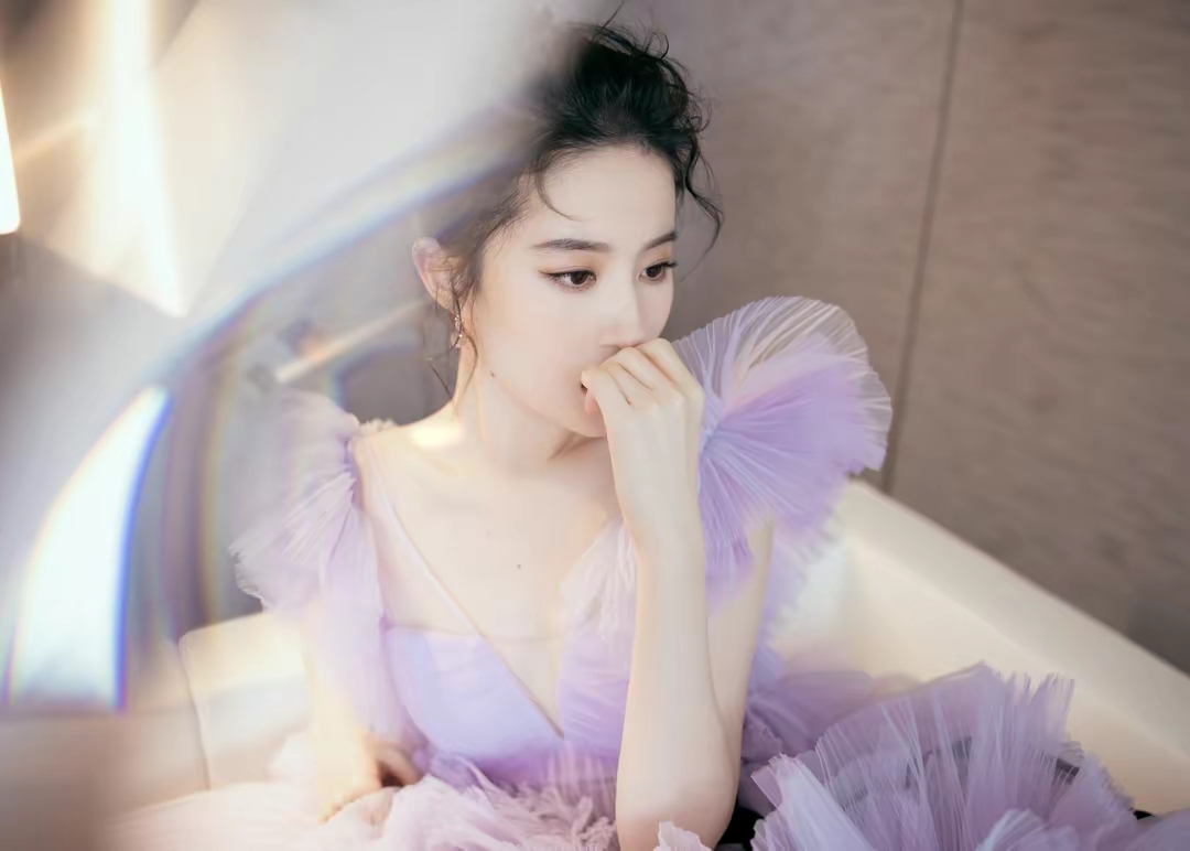 刘亦菲高清蓝色羽毛裙写真插图5