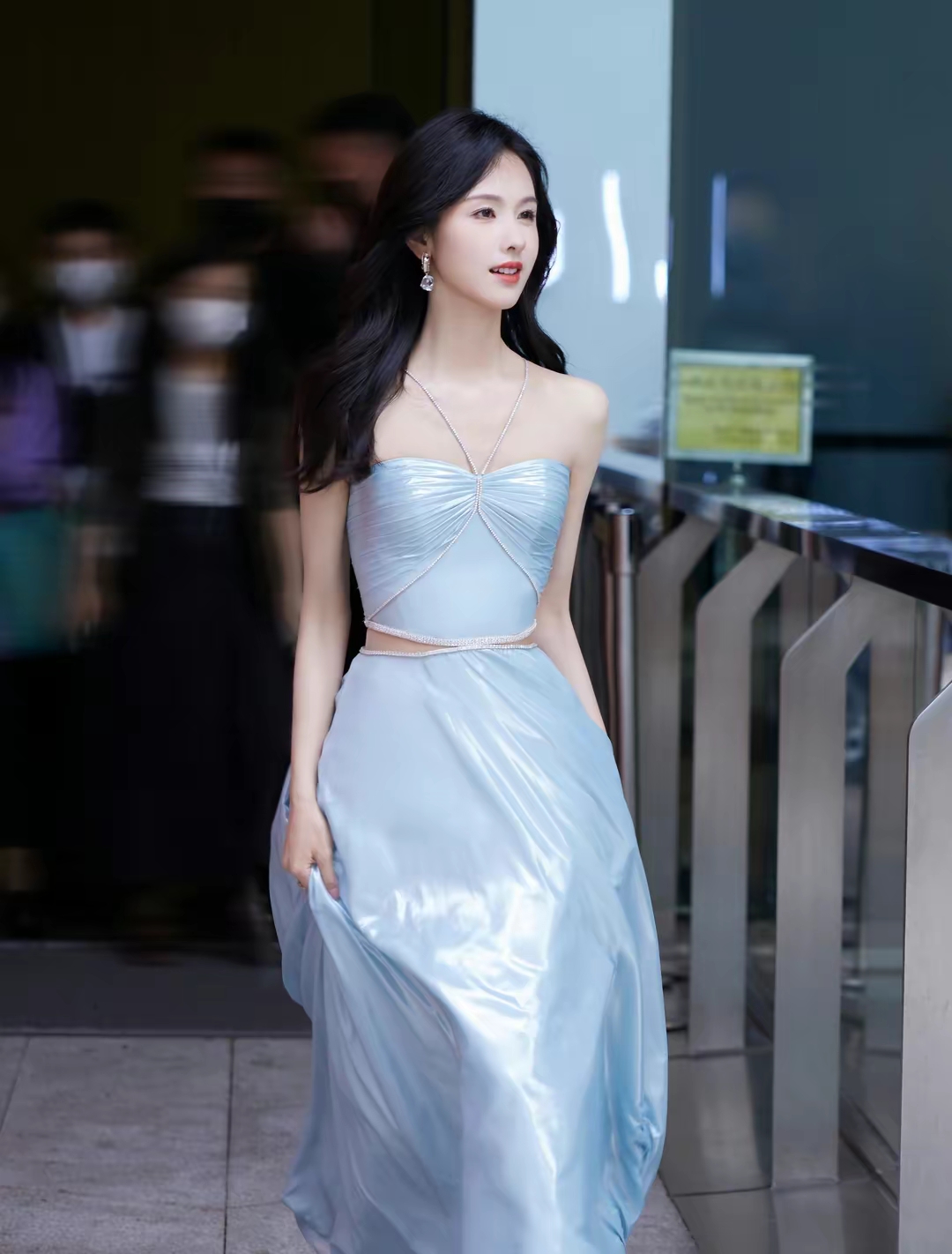 陈都灵水蓝色露腰礼服裙写真插图16