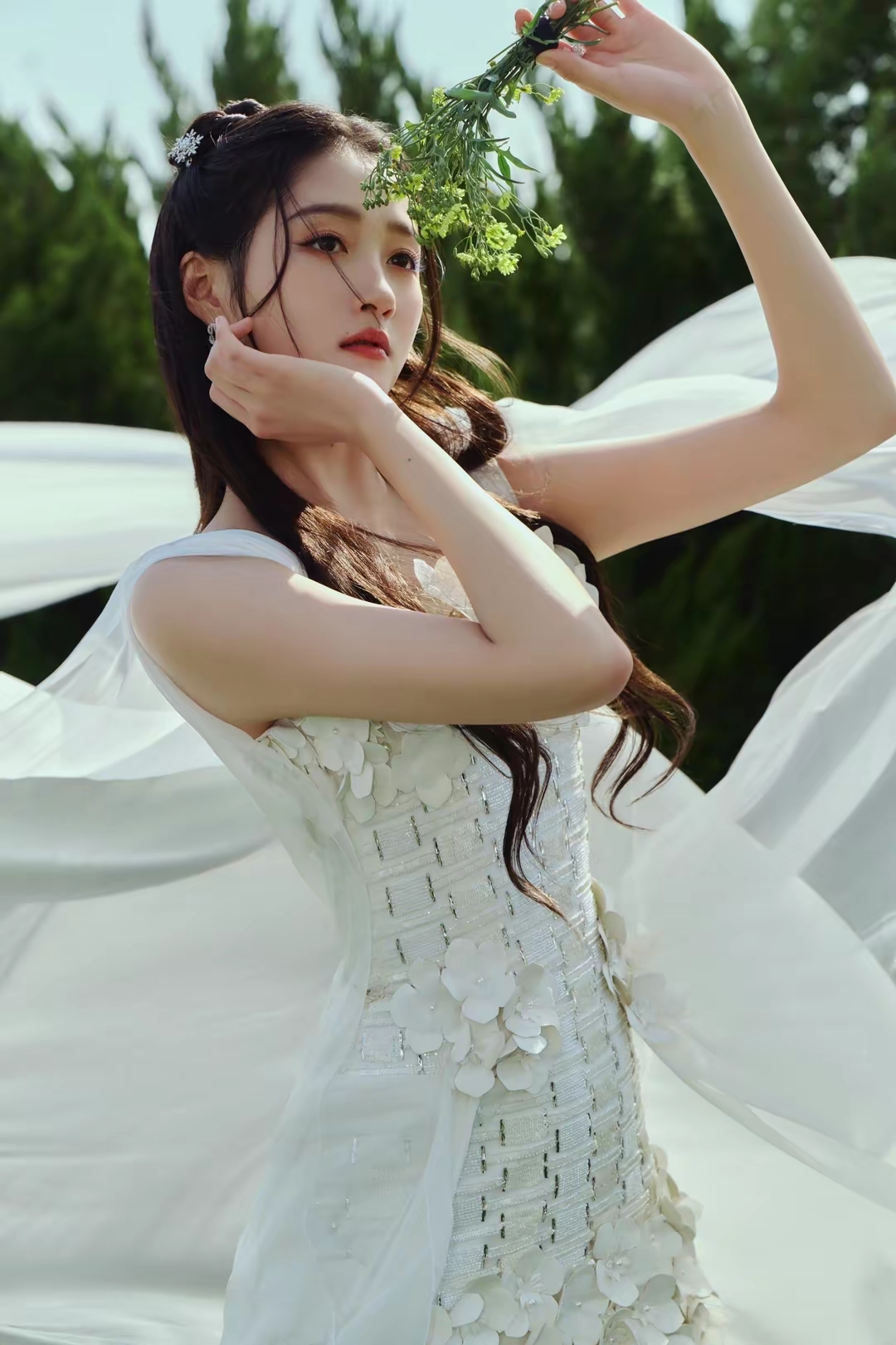 关晓彤白色紧身超短裙写真插图3